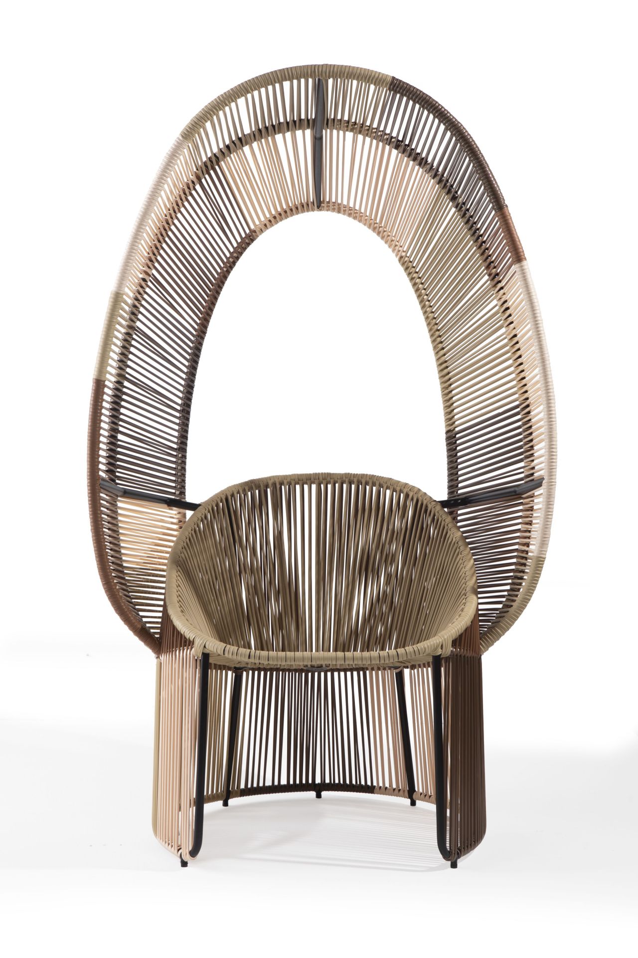 Cartagena Reina Sessel: Outdoor-Stuhl aus Rattan in Braun- und Beigetönen mit hohem, bogenförmigem Rückenteil.