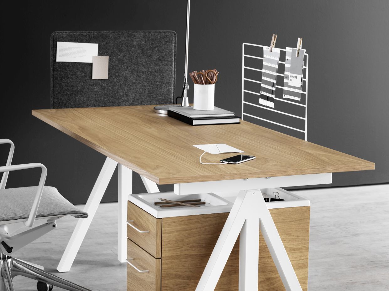 Bureau réglable en hauteur String Furniture Chêne