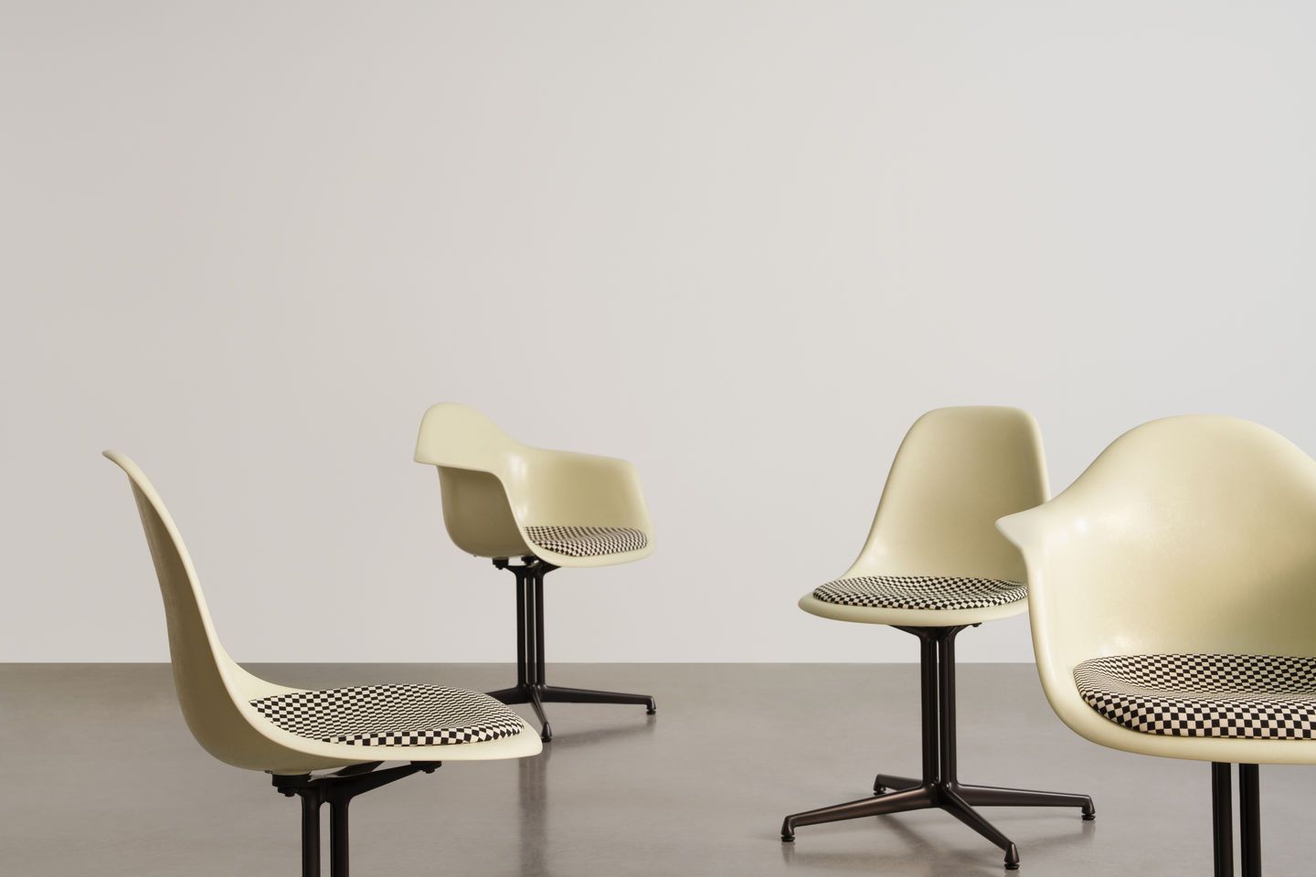 Eames Plastic Arm Chair DAL avec coussin d'assise Vitra
