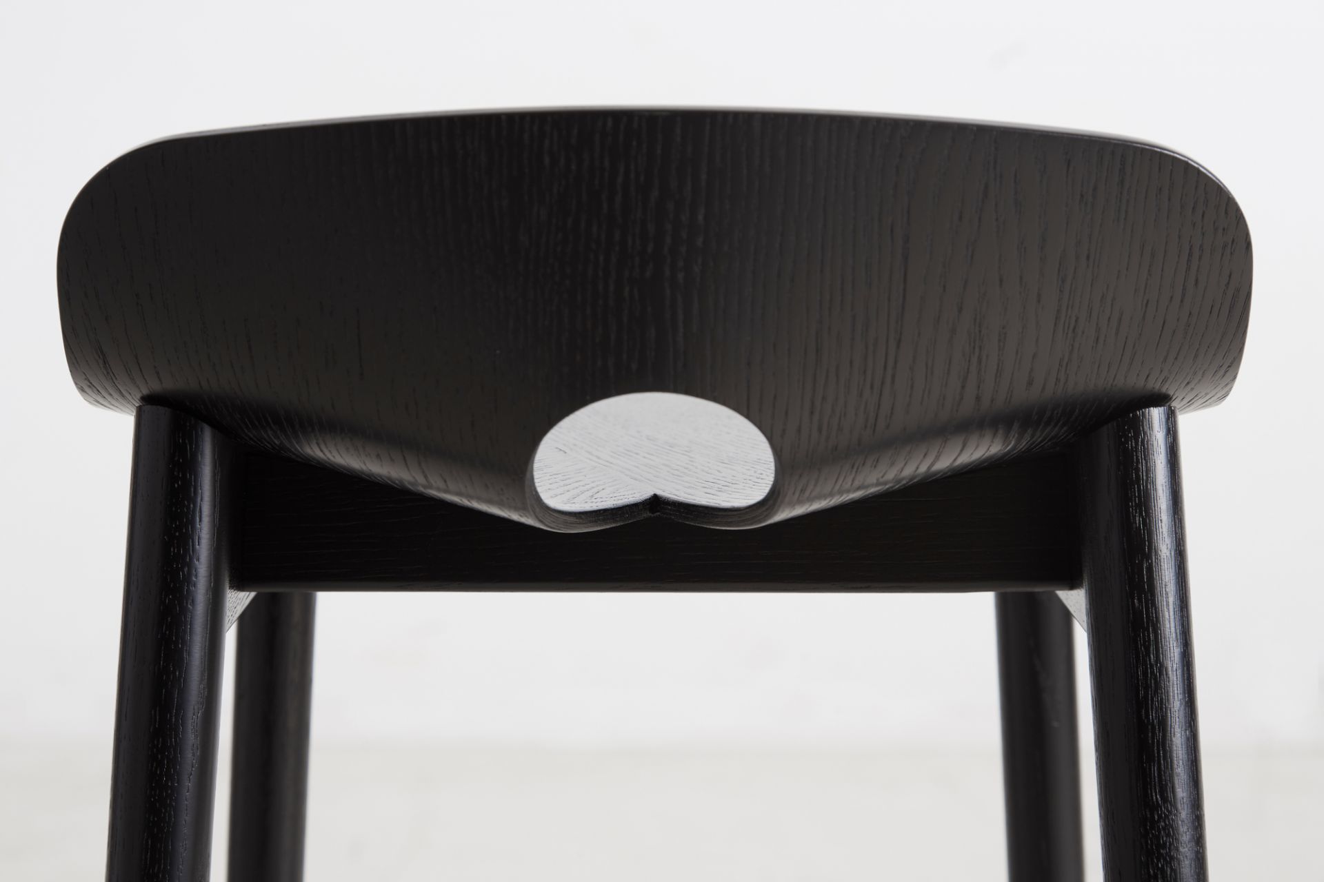 Mono Tabouret de Bar Cendre Laquée Noir Woud