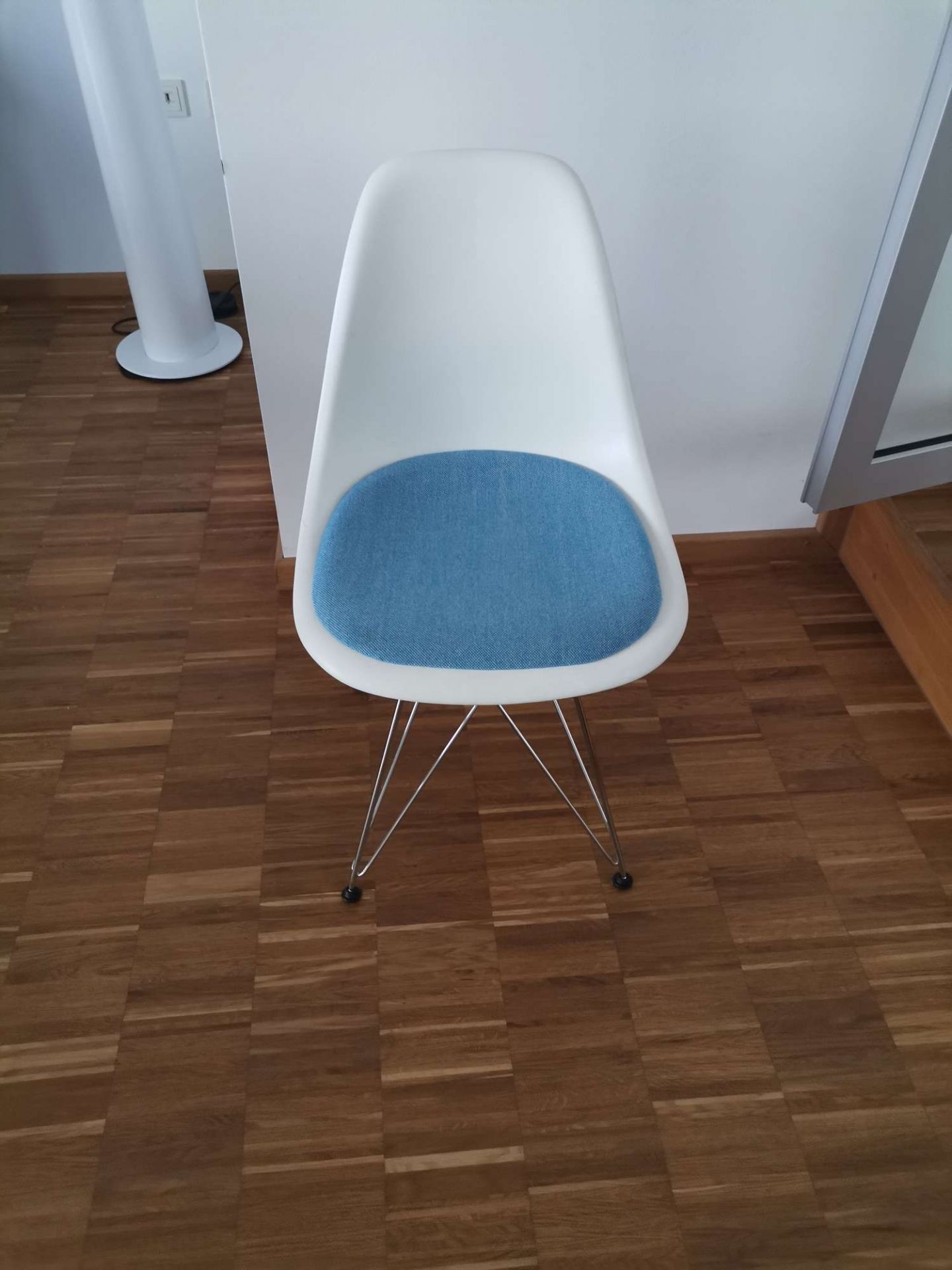 Eames Plastic Side Chair DSR chaise avec coussin d'assise Vitra Chrome - Hopsak BLEU, BLANC PIÈCE D'EXPOSITION (3x disponibles) 