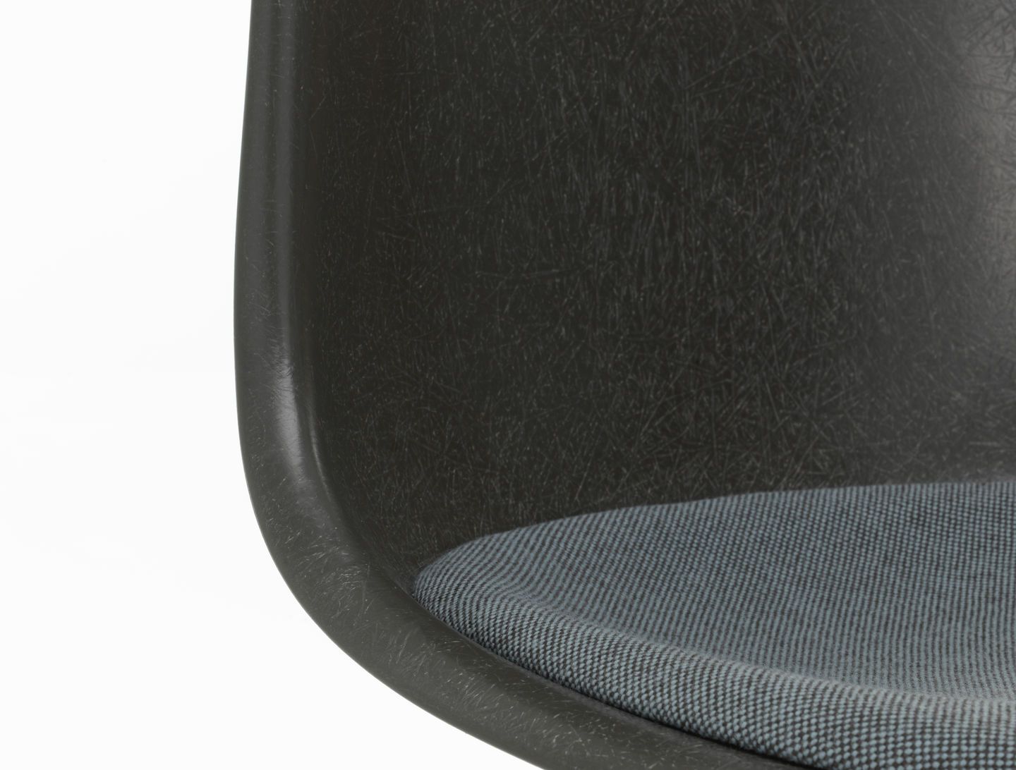 Eames Fiberglass Chair DSR chaise avec coussin d'assise Vitra