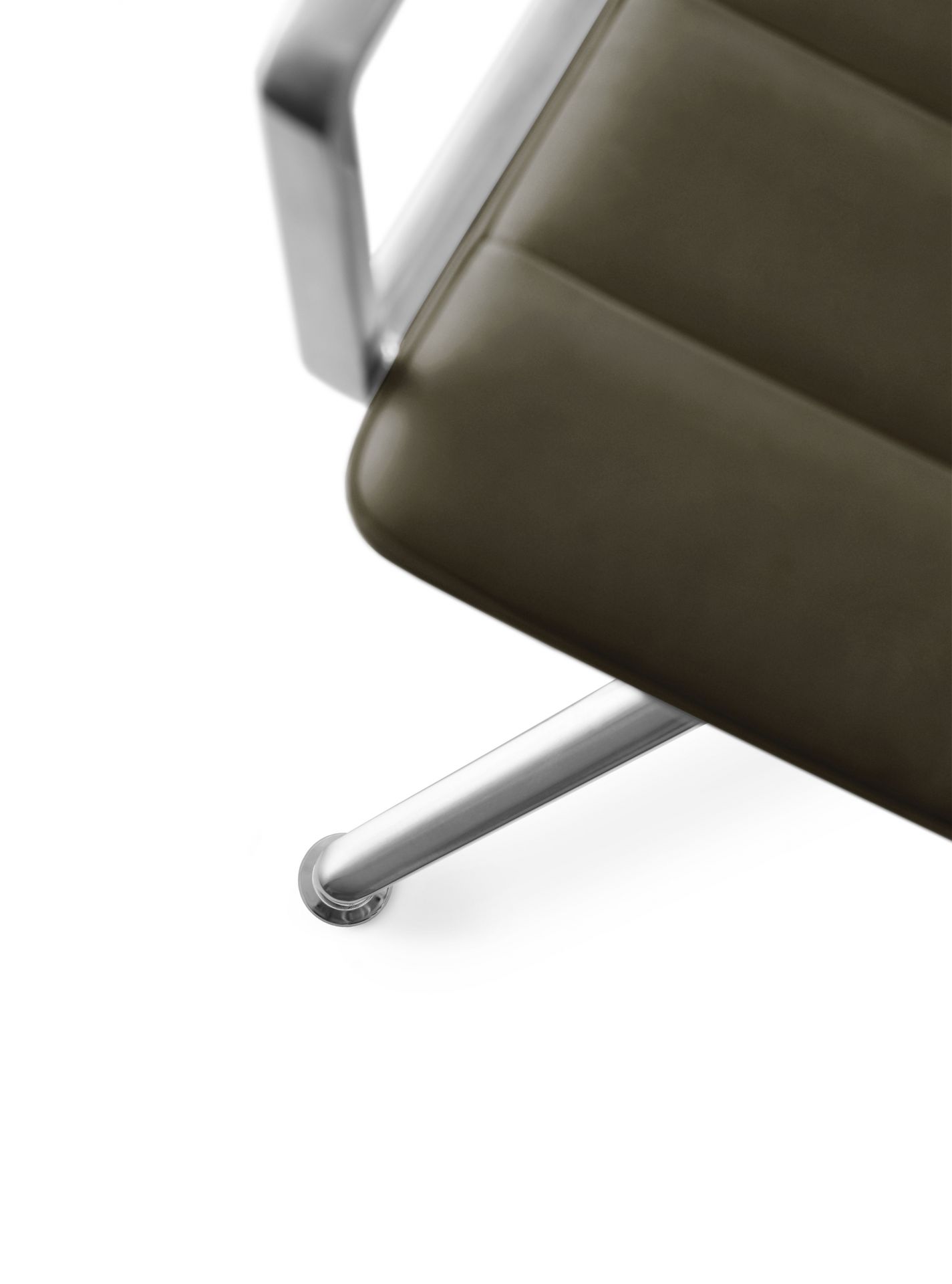 VIPP452 Swivel Chaise avec patins cuir vert Vipp VIPP452 Swivel Chaise avec patins cuir vert Vipp