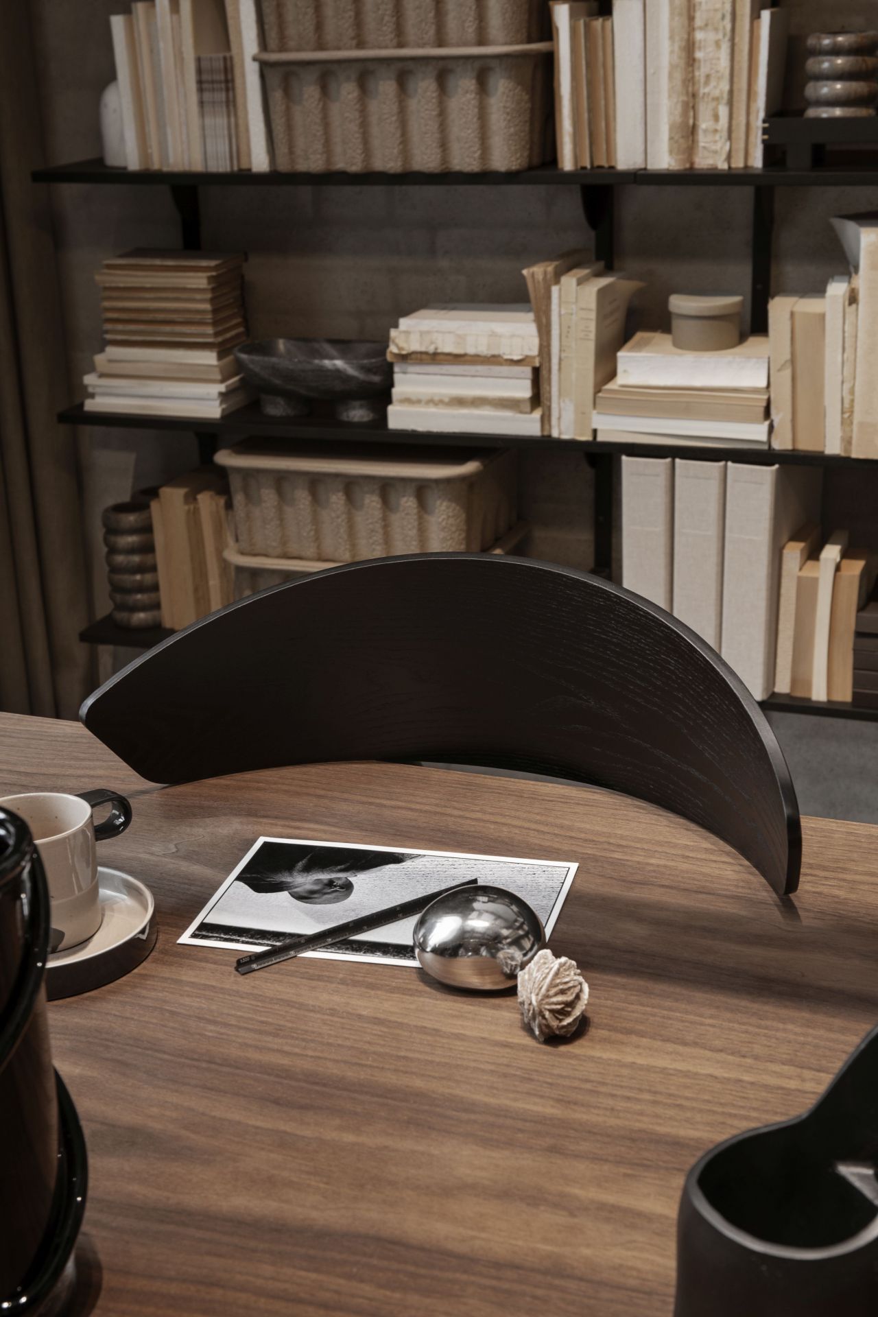 Herman Chaise de salle à manger avec structure en bois noir Ferm Living Herman Chaise de salle à manger avec structure en bois noir Ferm Living