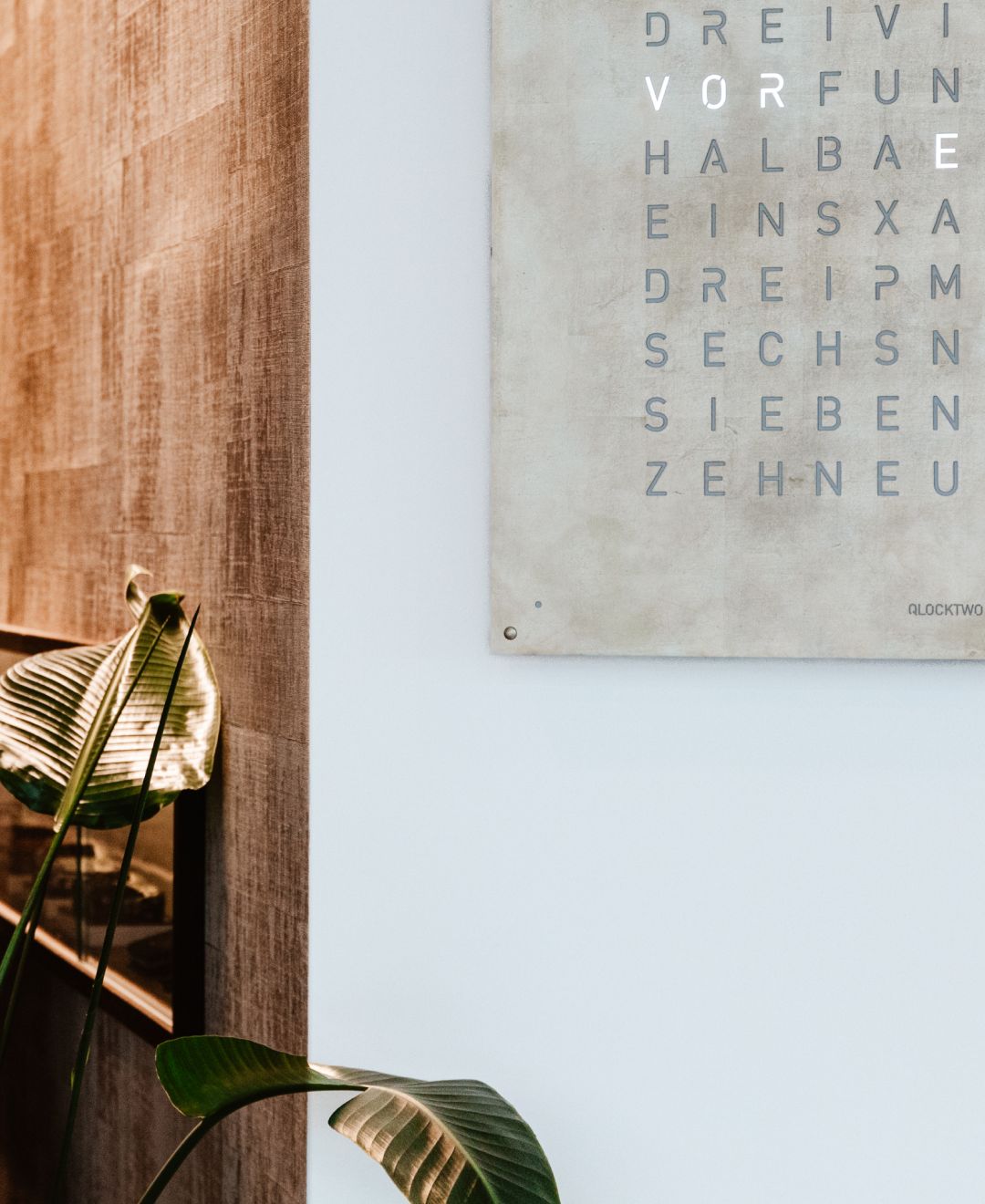 Earth 90 Creator's Edition Horloge murale / Objet temporel Allemande QLOCKTWO