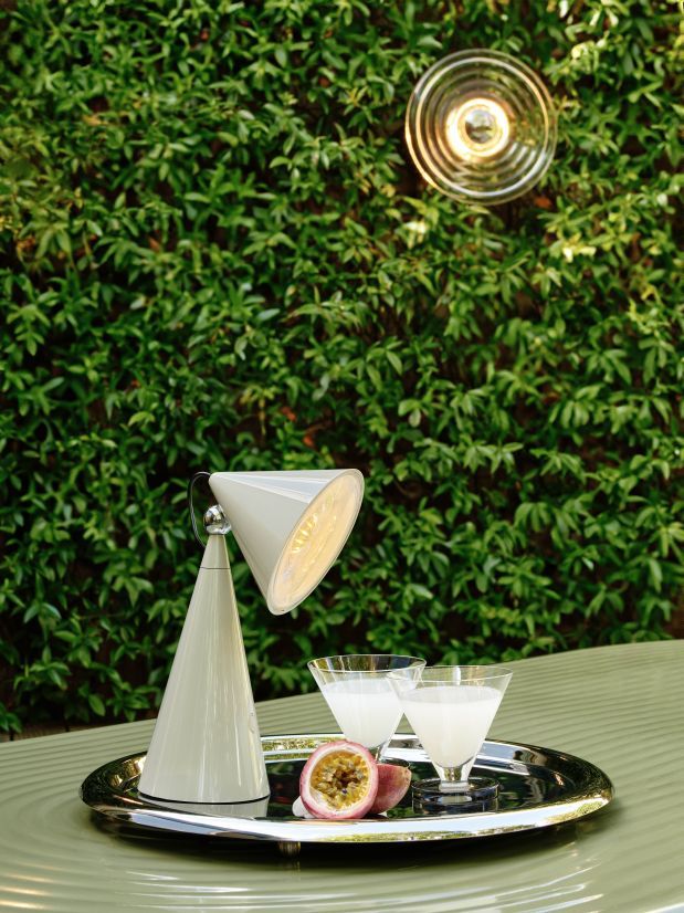 Pose Lampe à batterie LED Lampe de table Putty Tom Dixon