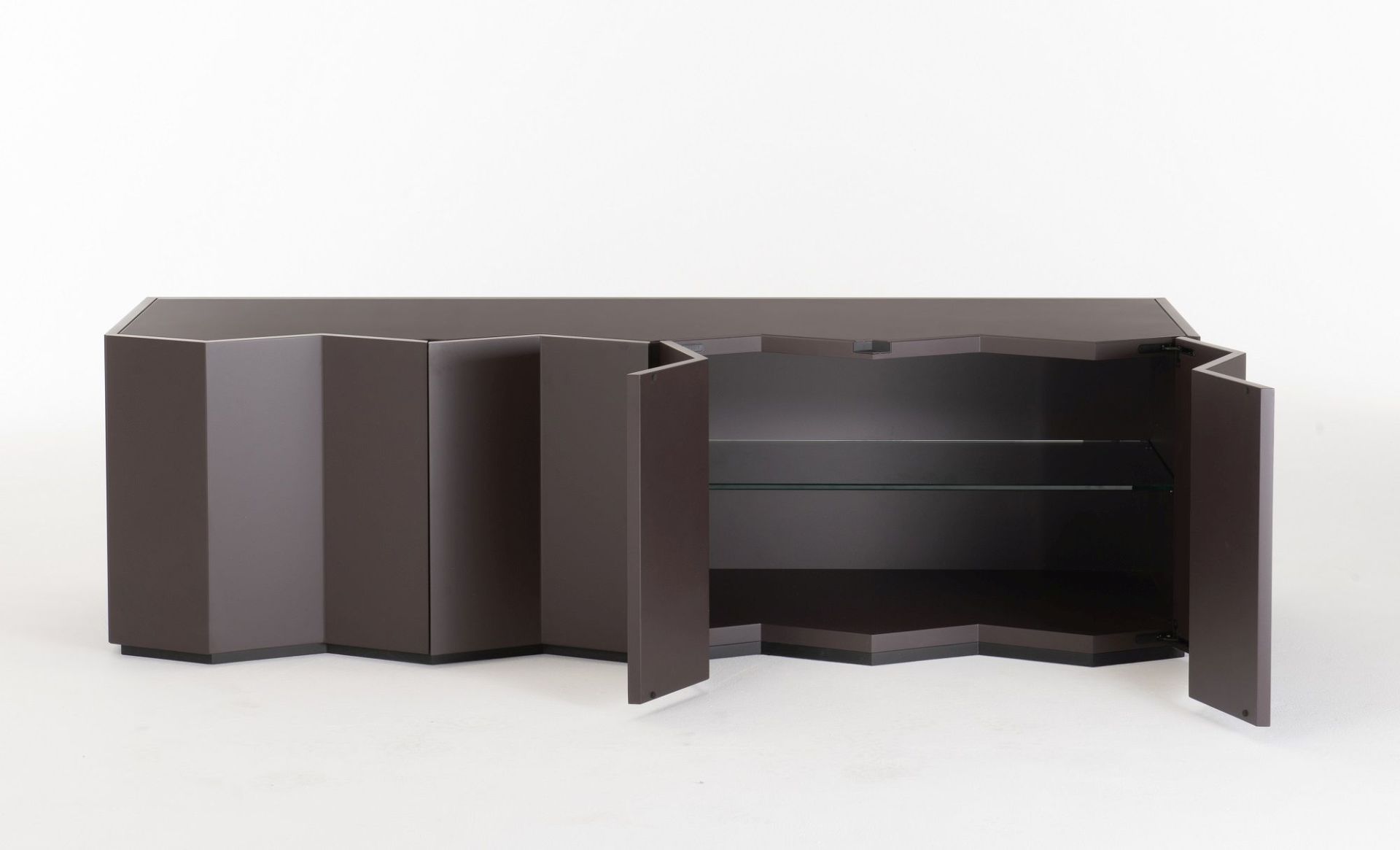 Zanotta Z24 Sideboard 727B in Braun mit geöffneten Türen und Glasregalen für stilvolle Aufbewahrung.