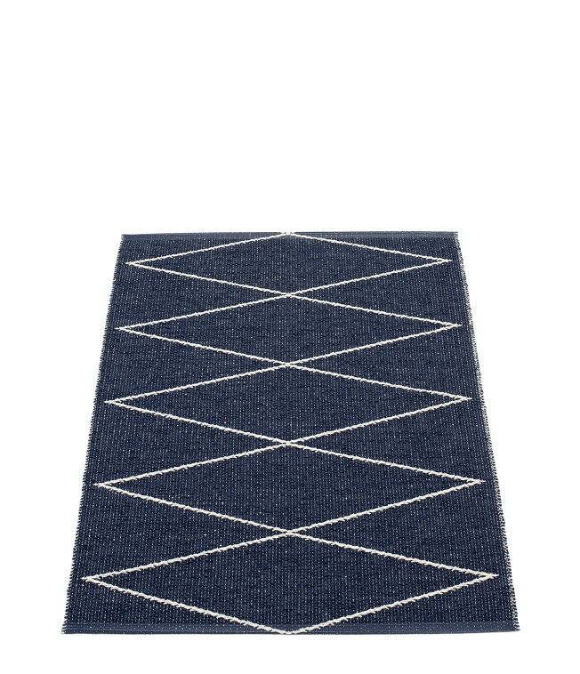 Dunkelblauer Pappelina Max Teppich mit weißem Rautenmuster, 70x100 cm, ideal für Küche und Flur.