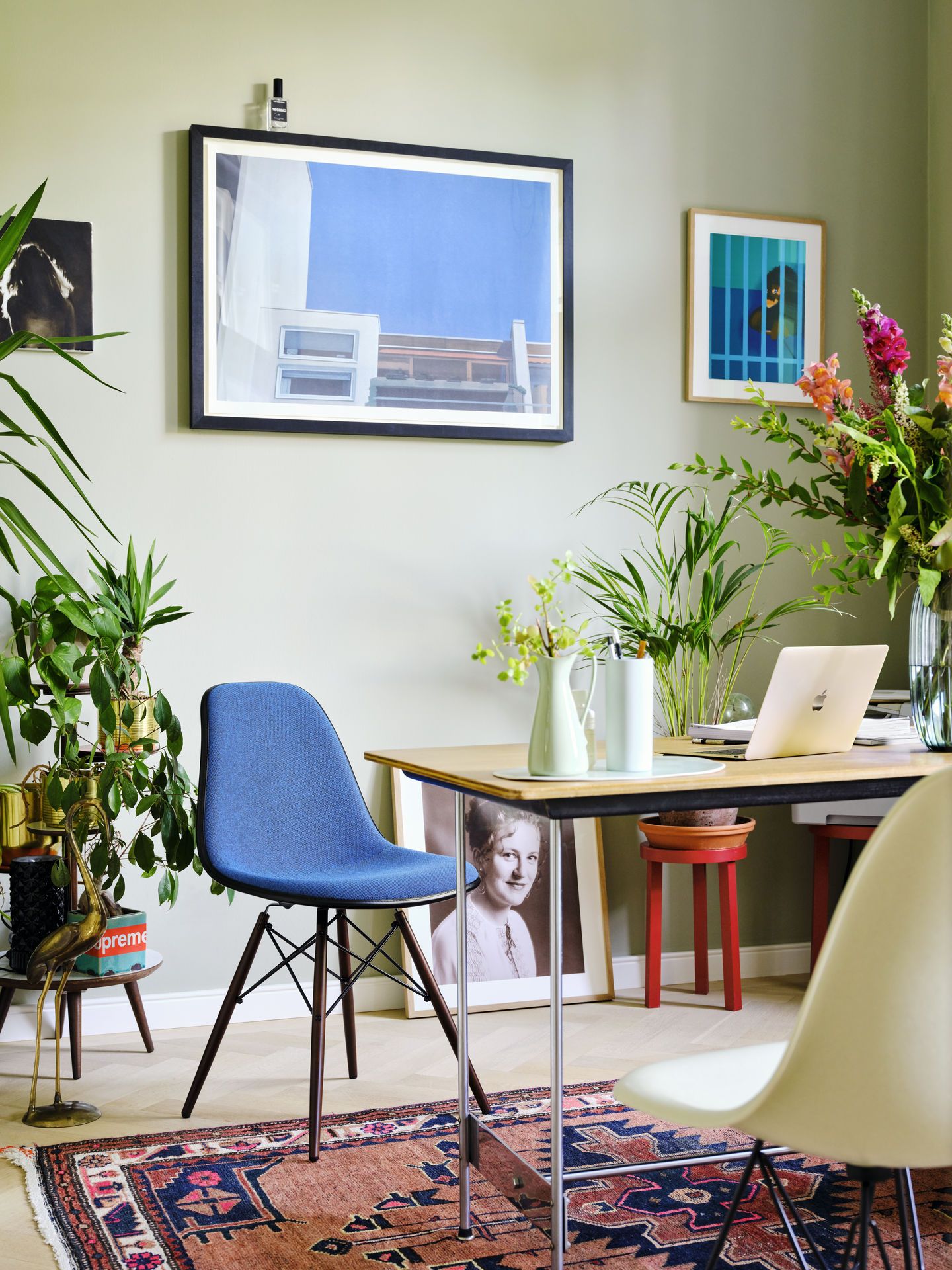 Eames Plastic Side Chair DSW chaise entièrement rembourrée Vitra
