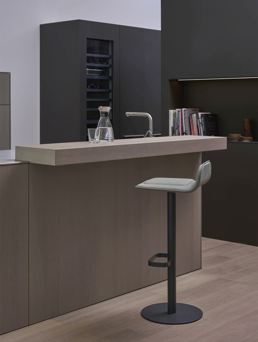 Tabouret de bar Dave anthracite avec assise rembourrée rouge vin Moree