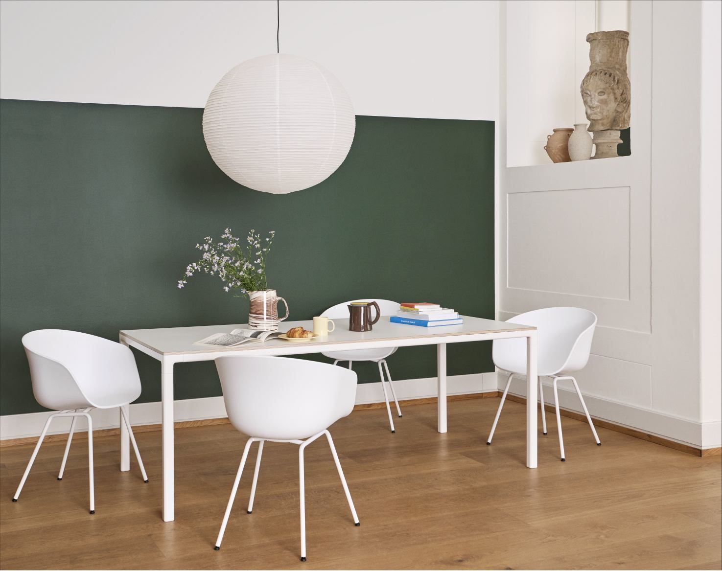 About A Chair AAC26 / AAC 26 chaise Combinaison préférée Hay Teal green Esszimmer mit weißen Hay AAC 26 Stühlen und passendem Tisch, moderne Einrichtung.