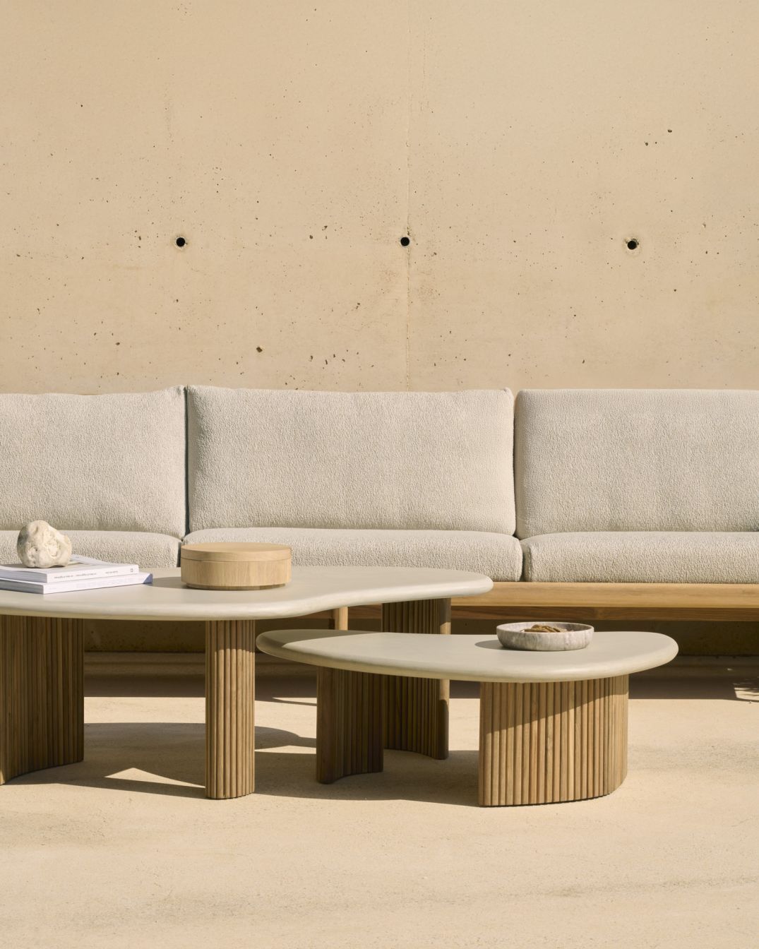 Boomerang Table basse d'extérieur béton/teck Ethnicraft
