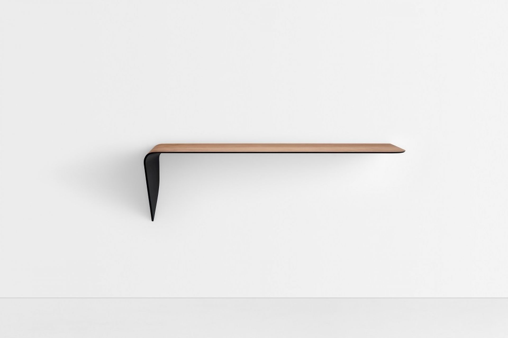 Mamba Light Ablage von MDF Italia: Wandsekretär mit Holzablage und schwarzer Halterung.