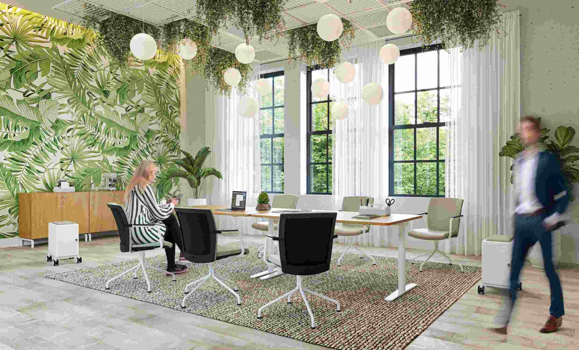 Büro mit Personalbox Container von König und Neurath, Schreibtisch, Stühlen und grüner Dekoration.