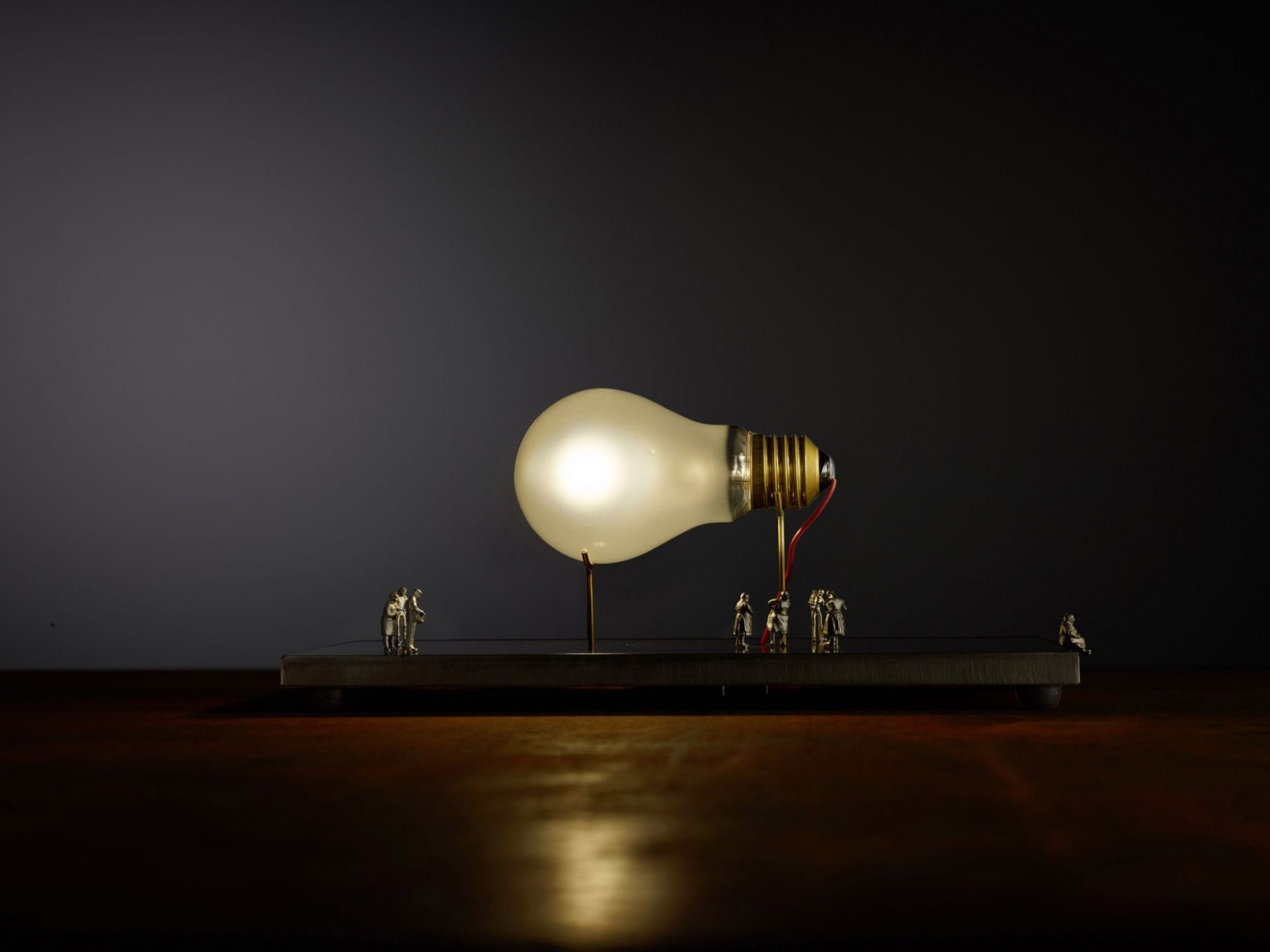 I Ricchi Poveri Monument for a Bulb lampe de Table Ingo Maurer