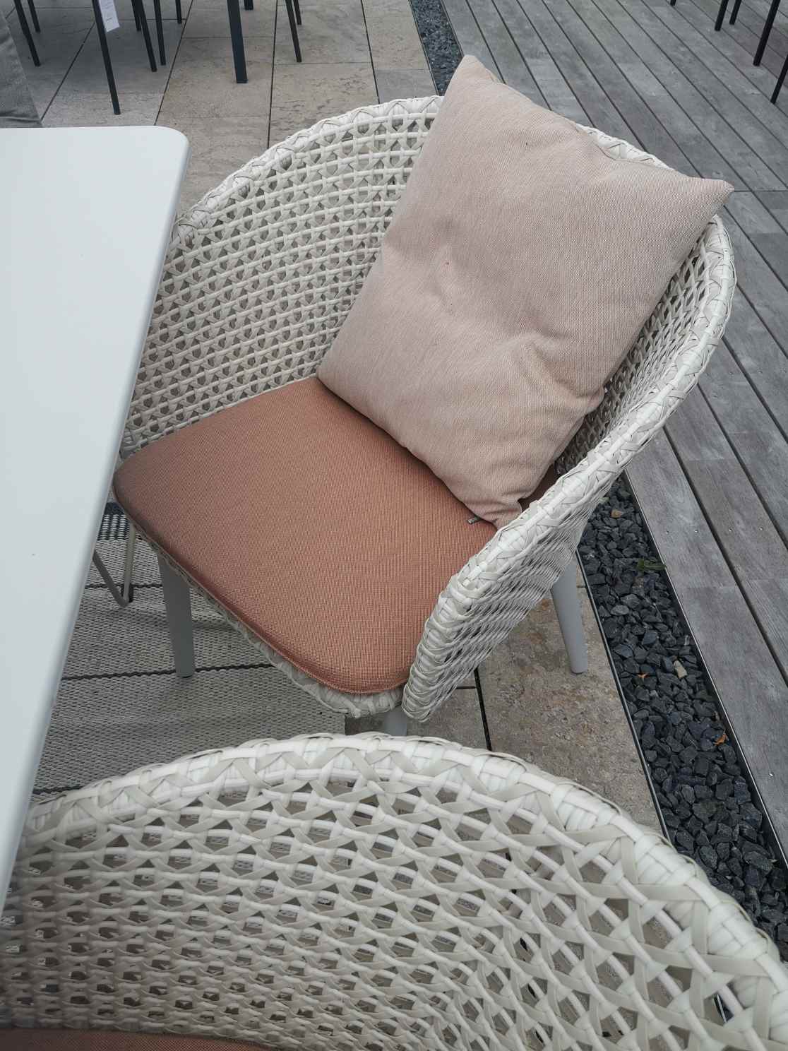 Table Bellmonde et chaise à accoudoirs Mbrace Combinaison Outdoor Dedon PIÈCE D'EXPOSITION 