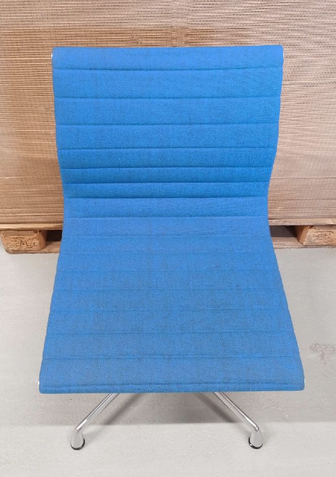 Chaise en aluminium EA 101 / Chaise EA101 BLEU/MARRON MAÏS Vitra MEUBLE D'EXPOSITION / MEUBLES D'OCCASION