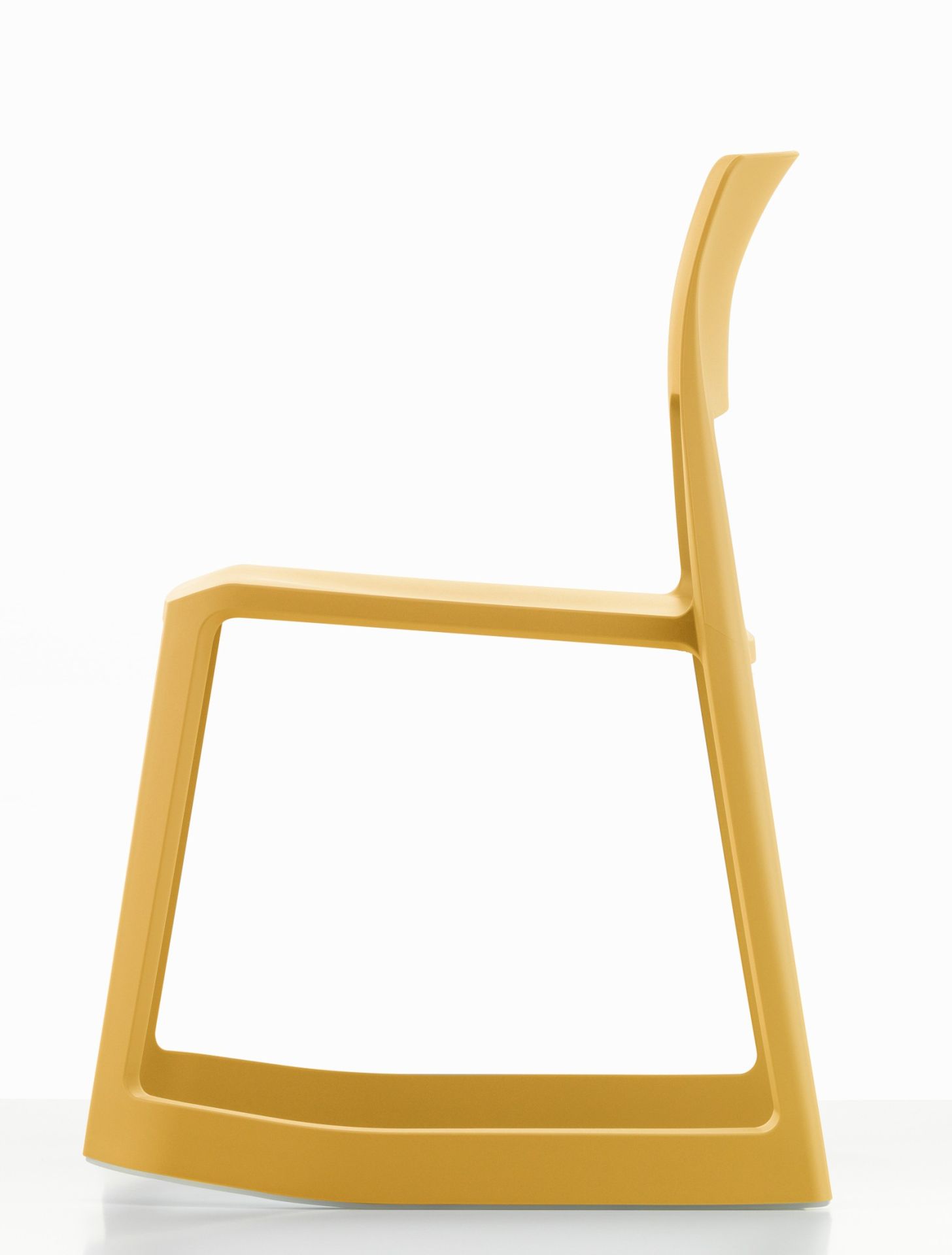 Tip Ton RE Stuhl von Vitra in Mango: Seitenansicht des modernen Kunststoffstuhls für Büro und Zuhause.