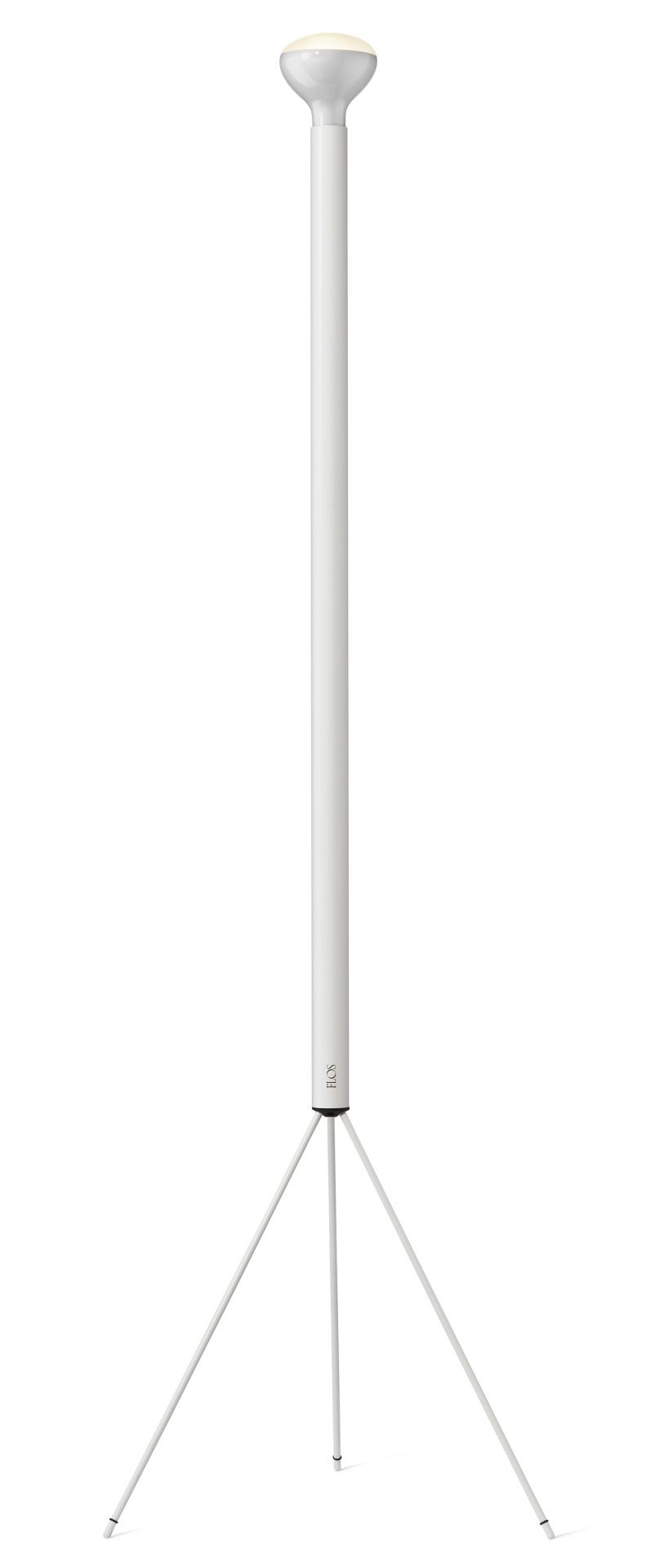 Weisse Flos Stehleuchte mit schlankem Design und dreibeinigem Stativ für moderne Wohnräume.