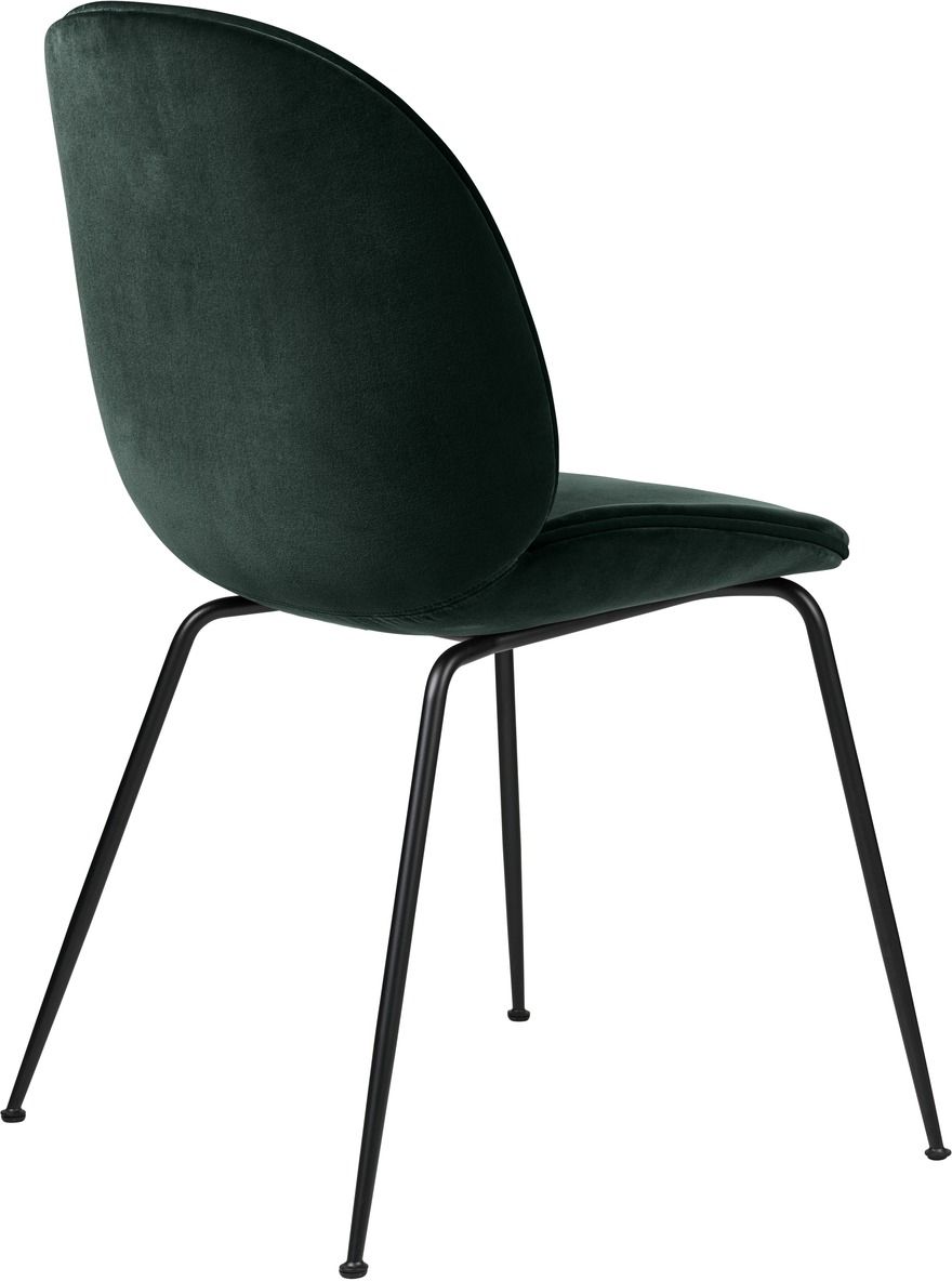 Nahaufnahme des Gubi Beetle Chair Stuhls in Samt 787 mit schwarzem Metallgestell.