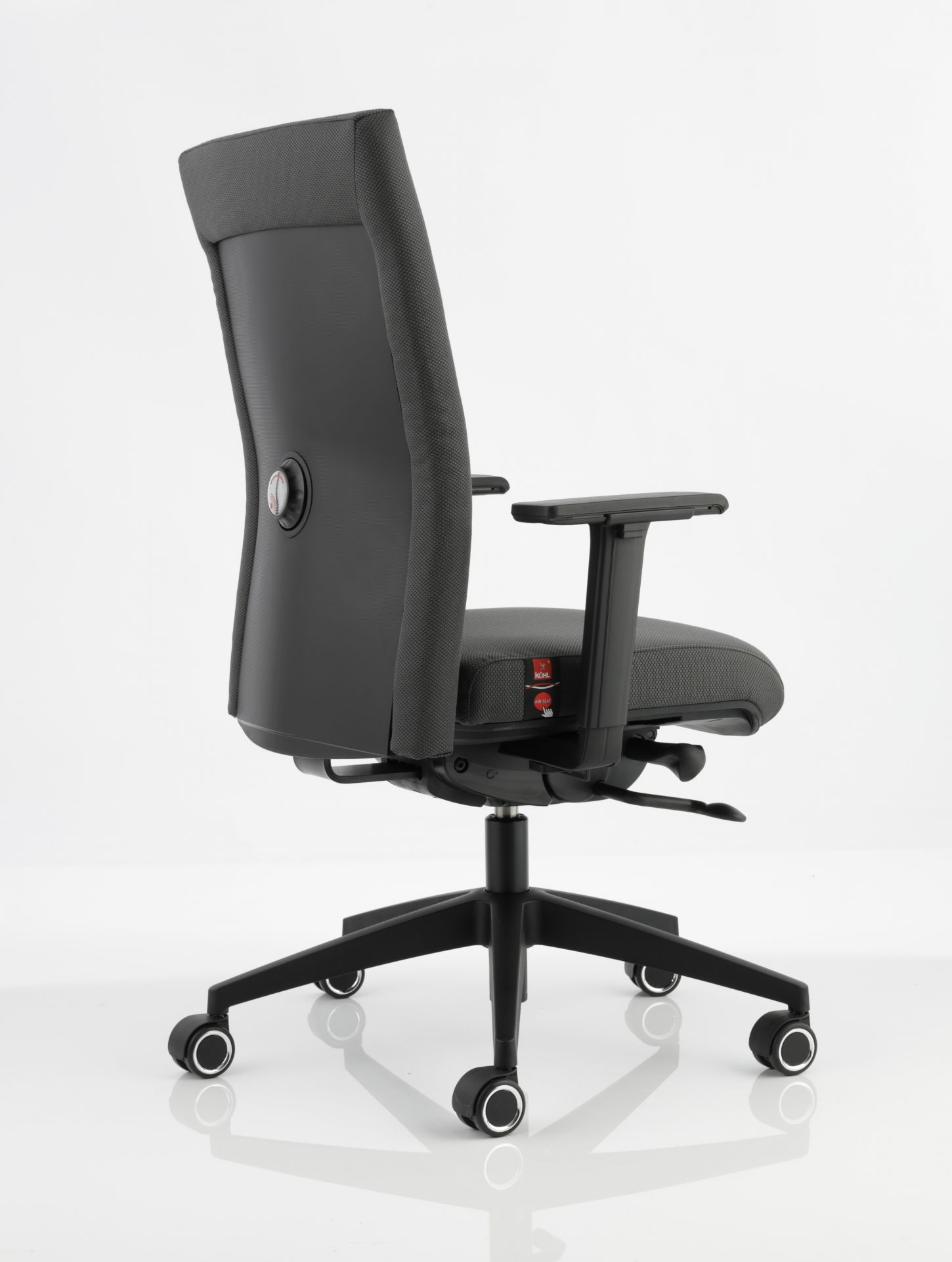Selleo Edge Bürodrehstuhl von Köhl, ergonomischer Drehstuhl in Schwarz mit hoher Rückenlehne und Armlehnen.
