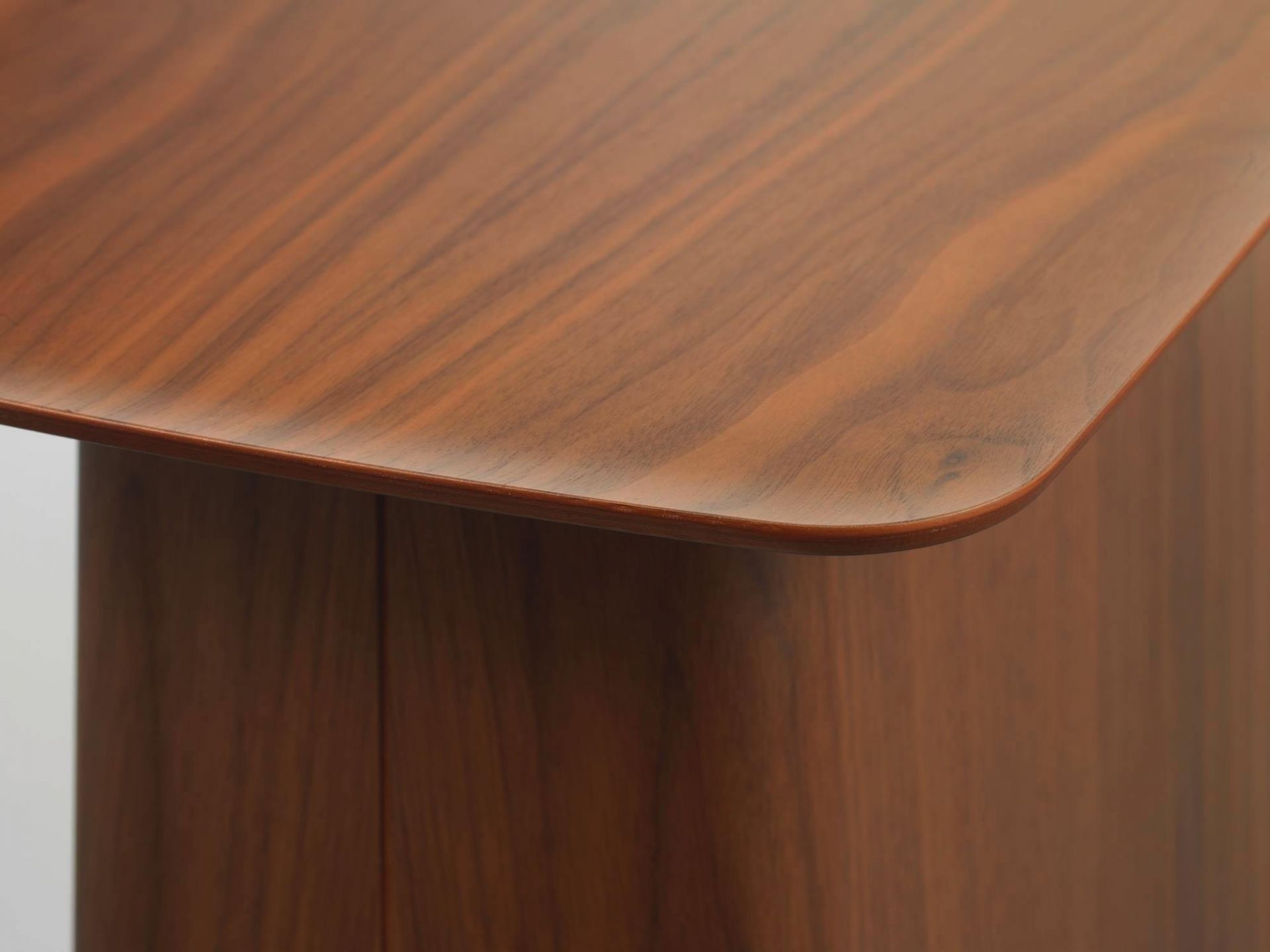 Table d’appoint moyenne noyer Wooden Side Table  Vitra