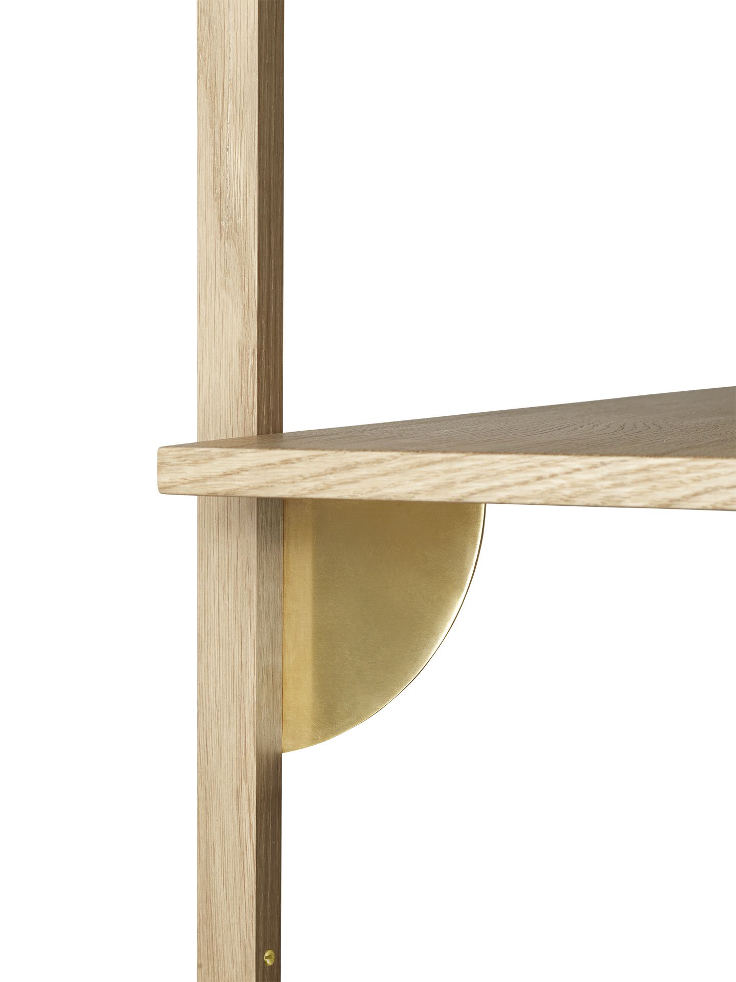Detailaufnahme eines Ferm Living Sector Wandregals aus Eiche mit Messinghalterung.