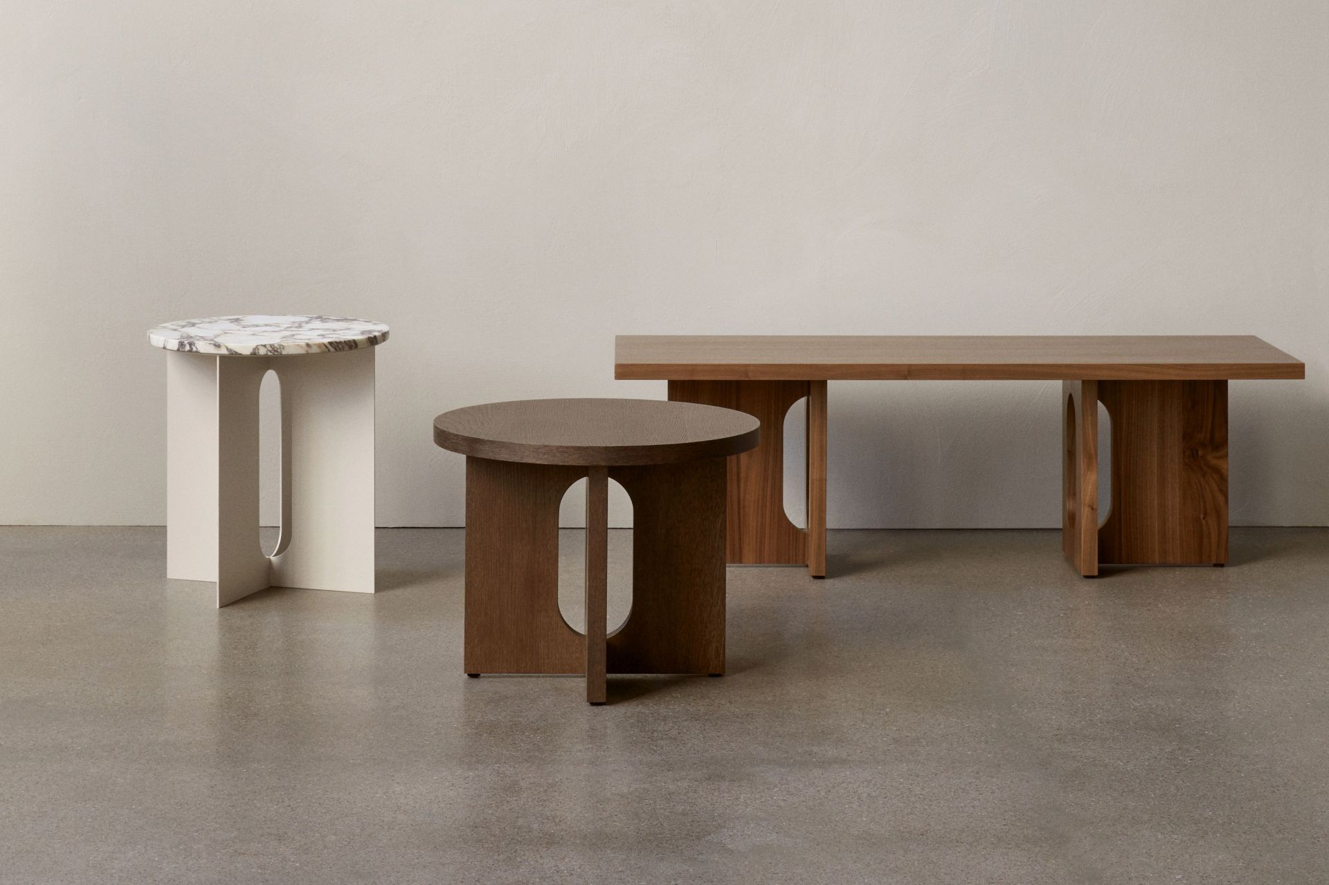 Androgyne table d'appoint Ø50 cm Pied en chêne teinté foncé / Plateau en chêne teinté foncé Audo