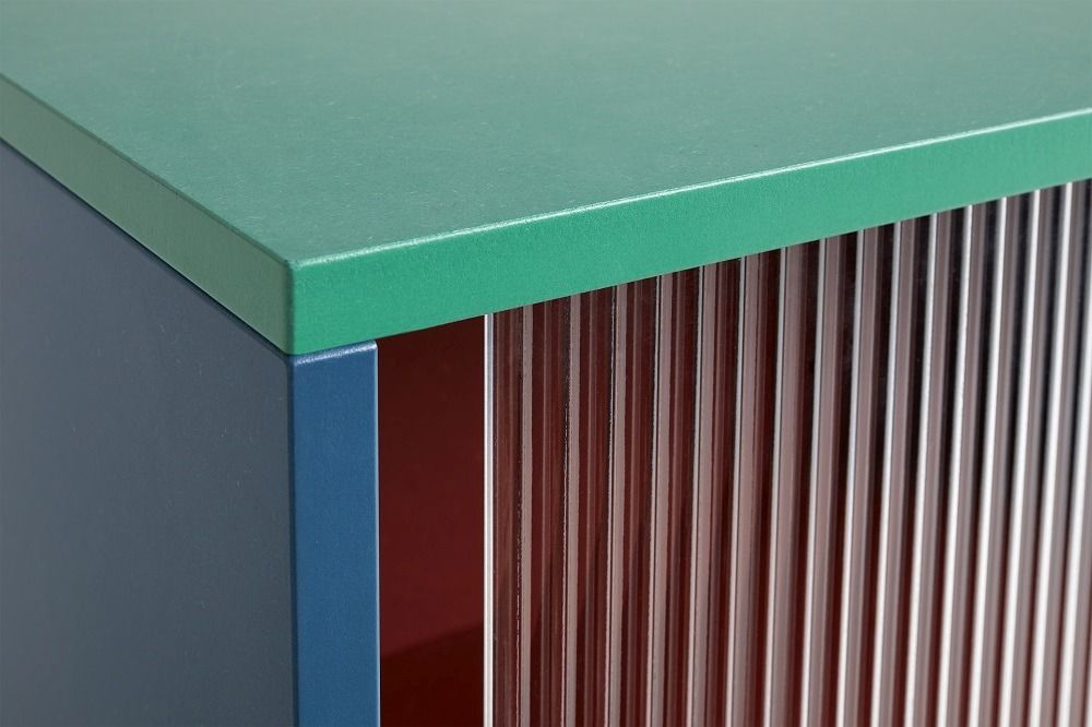 Detailaufnahme: Colour Cabinet Schrank von Hay mit grüner Oberfläche und geriffelten Türen.