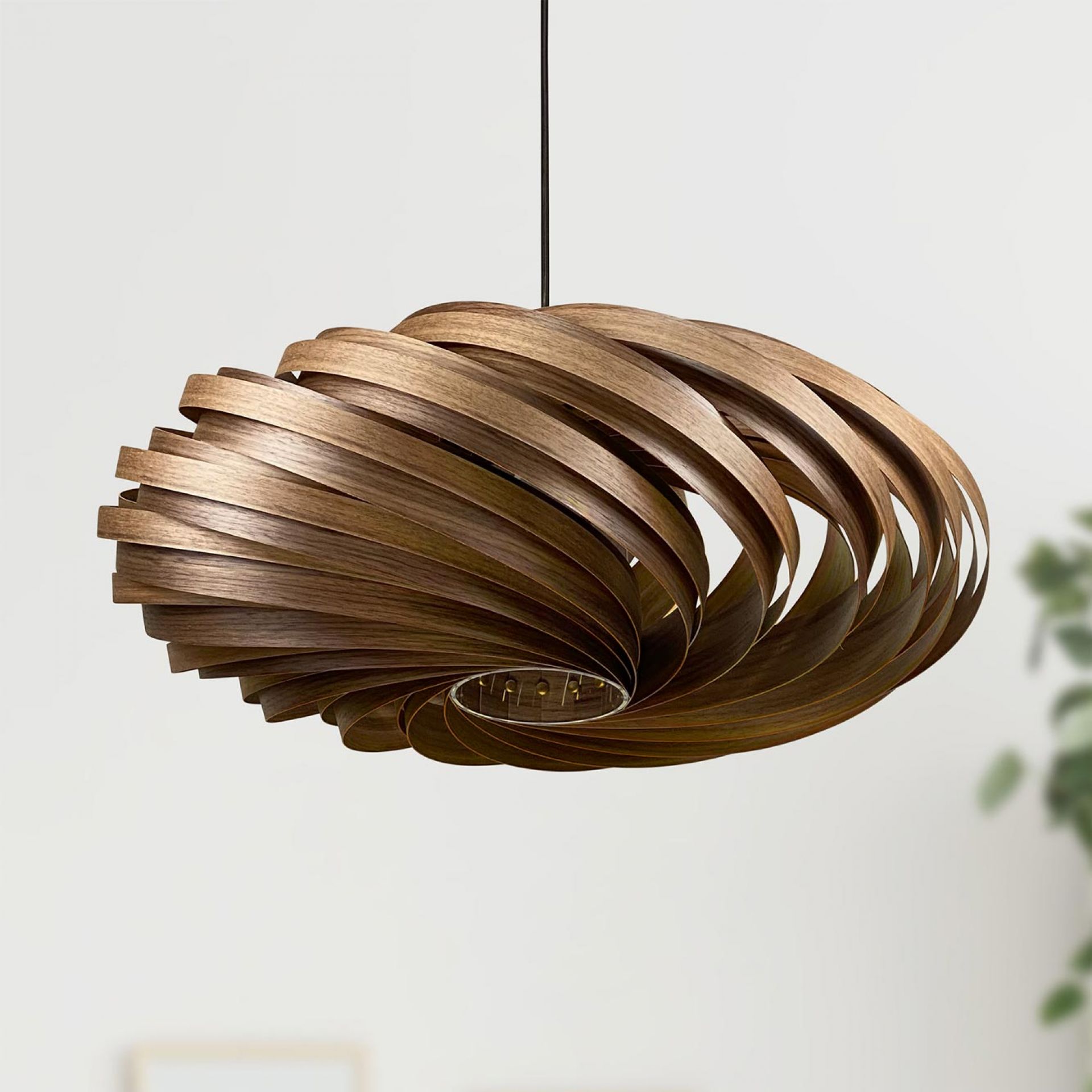Veneria Hängeleuchte Nussbaum, moderne Holzlampe mit spiralförmigem Design für Wohnzimmer und Esszimmer.