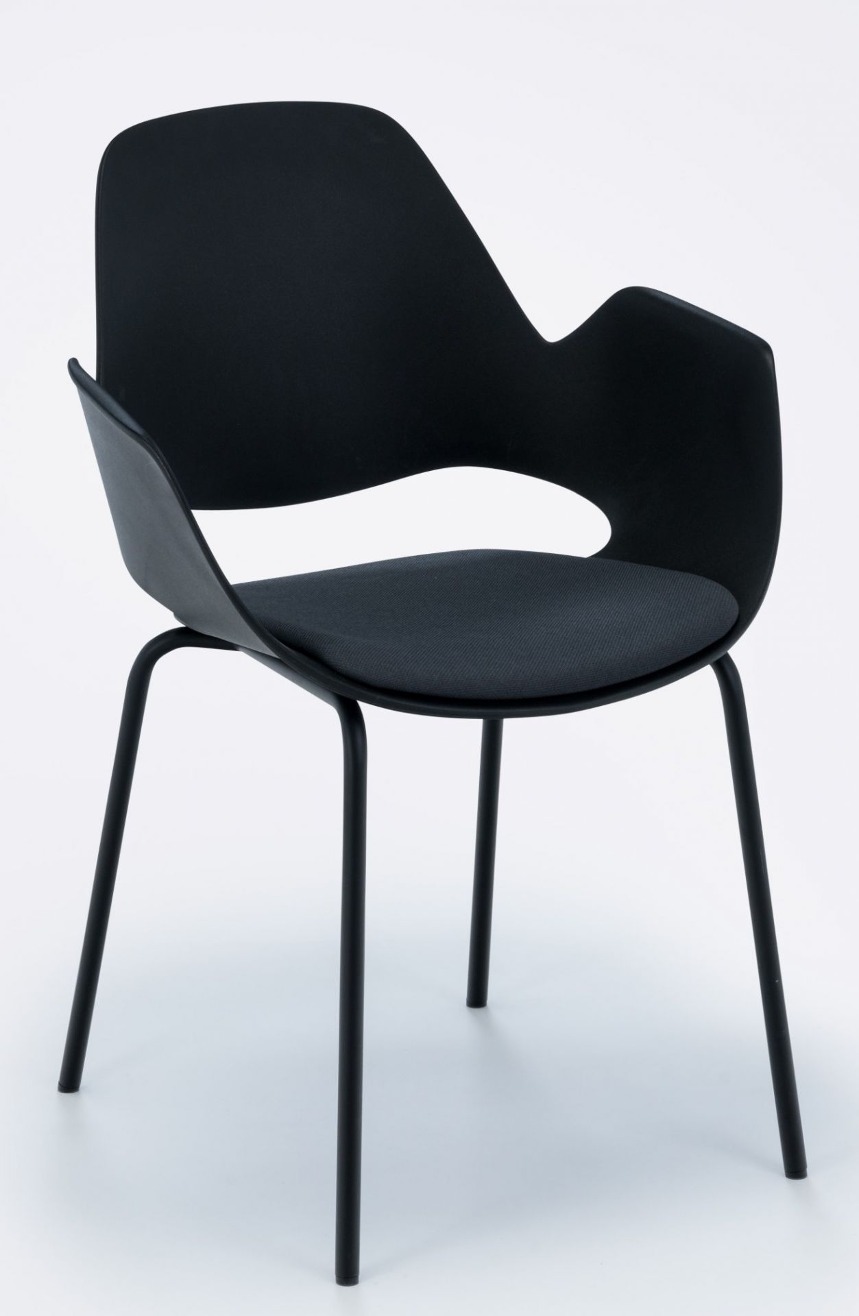 Falk Chaise avec accoudoirs Pieds en métal laqué époxy noir Houe
