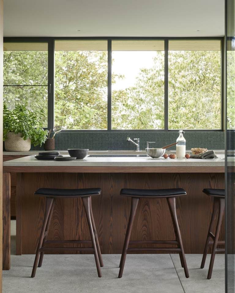 Osso Counter Stool Tabouret de bar avec coussin d'assise en cuir noir Ethnicraft 