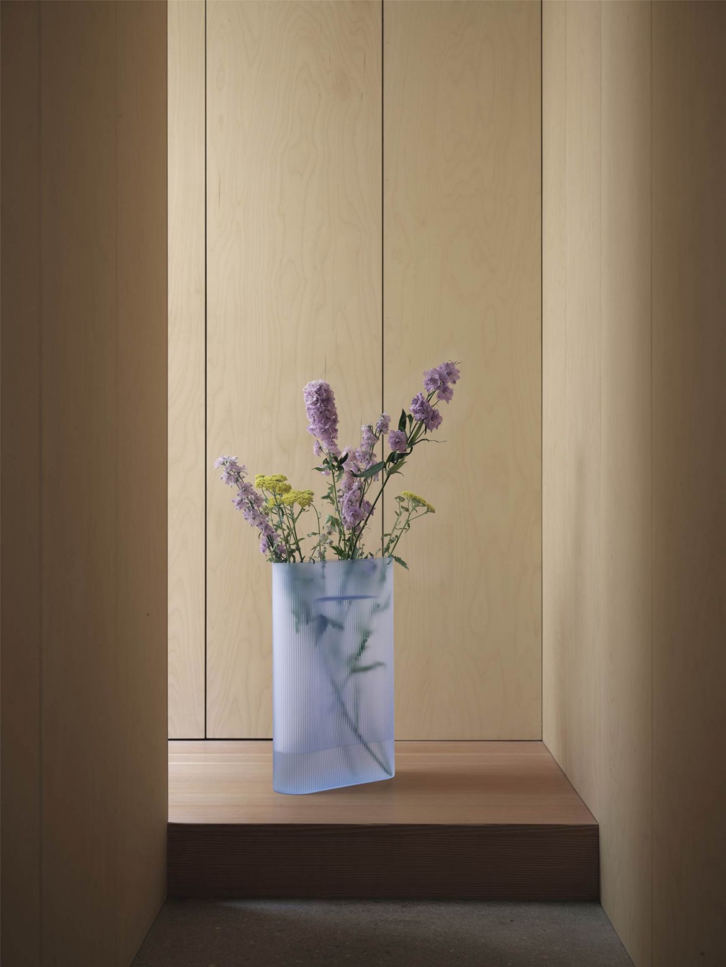 Ridge Vase Muuto Verre dépoli bleu clair H 48,5 cm Ridge Vase Muuto Verre dépoli bleu clair H 48,5 cm