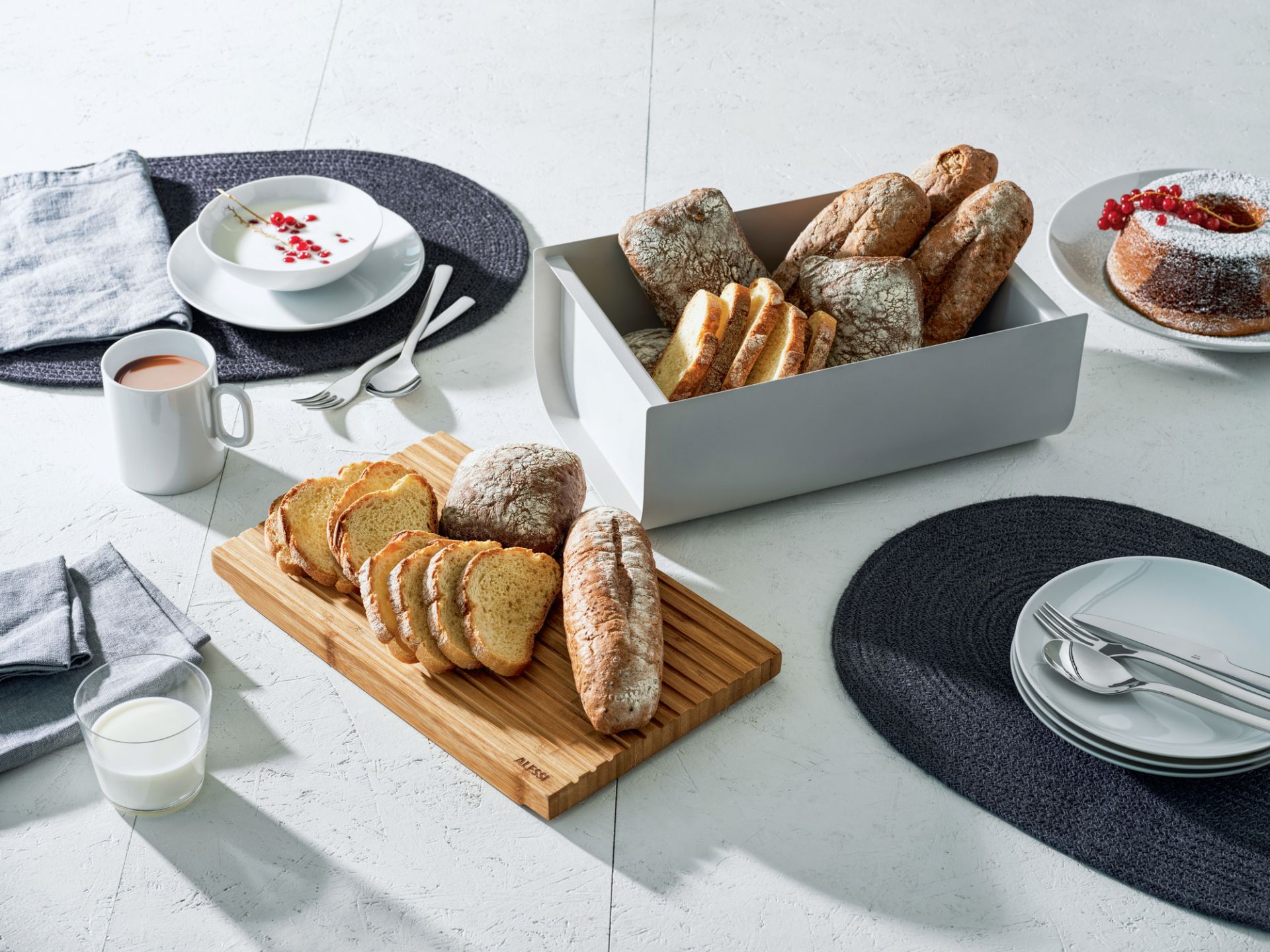 Mattina Boîte à Pain en Acier Gris Chaud Alessi