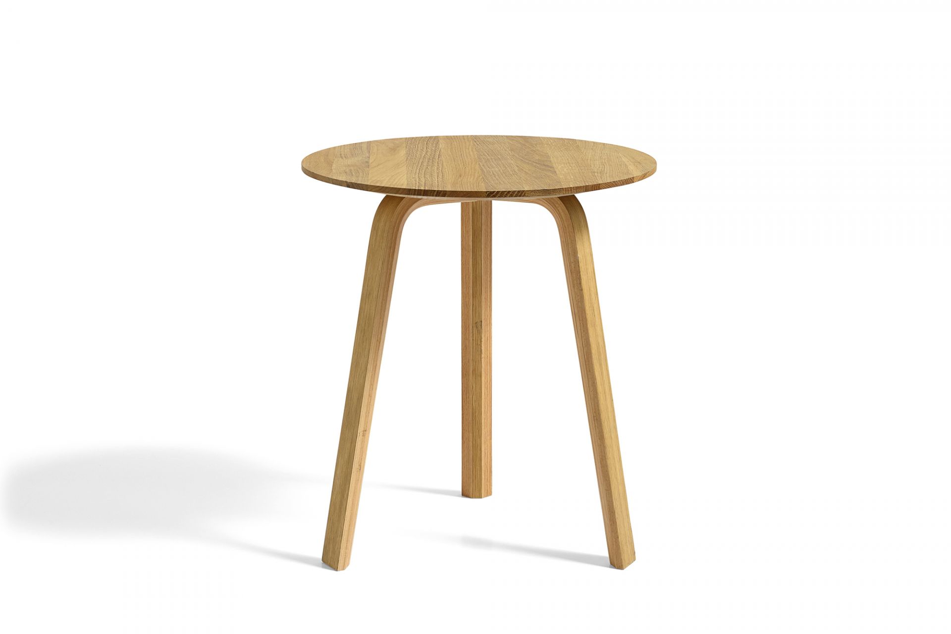 Bella Coffee Table Beistelltisch von Hay, geölte Eiche, runde Tischplatte mit drei Beinen.