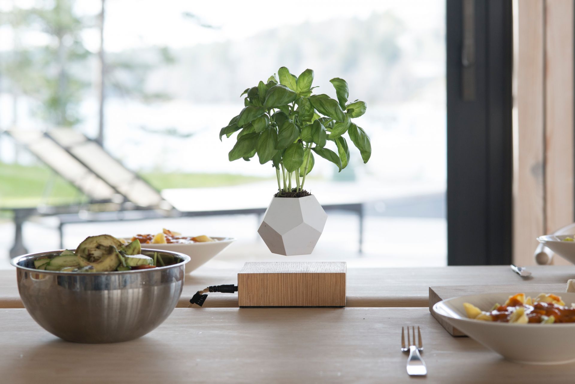 Lyfe vase flottant PIED AHRON NOIR / POT BLANC Klein & More PIÈCE UNIQUE