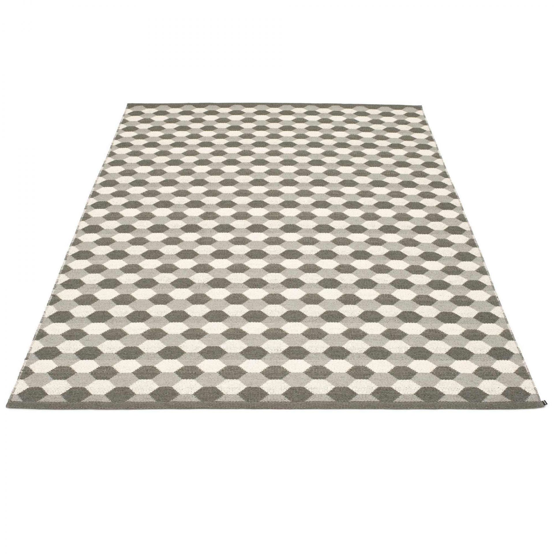 Dana Kunststoffteppich 180x275 warm grau von Pappelina mit geometrischem Muster aus der Vogelperspektive.