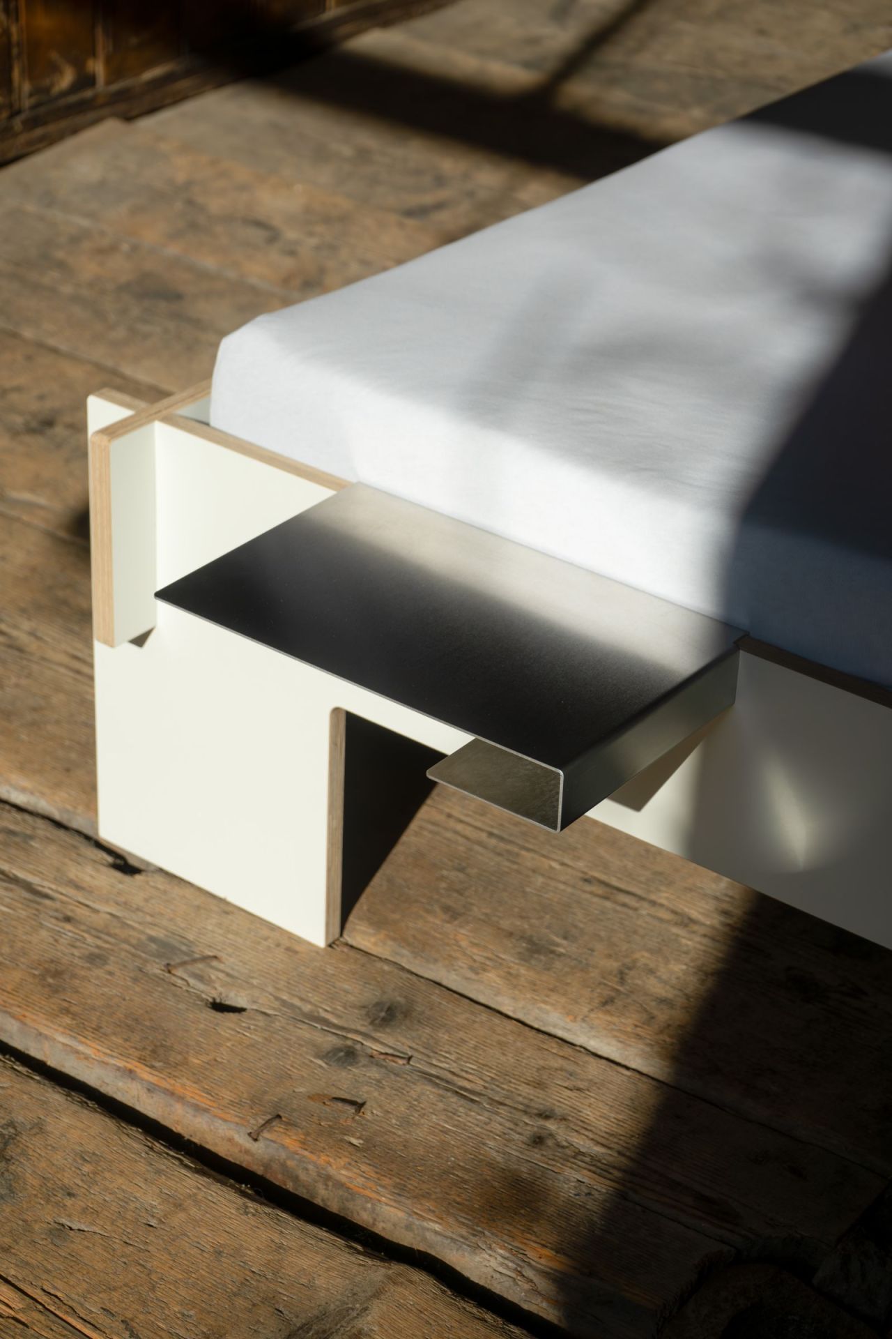 Bord de lit Facile Tablette latérale pour loir / voleur de jours Nils Holger Moormann