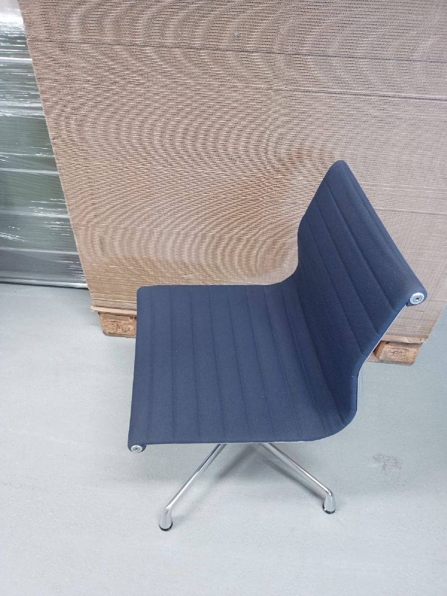 Chaise en aluminium EA 101 / Chaise EA101 BLEU FONCÉ/BRUN MAÏS Vitra MEUBLE D'EXPOSITION / MEUBLES D'OCCASION