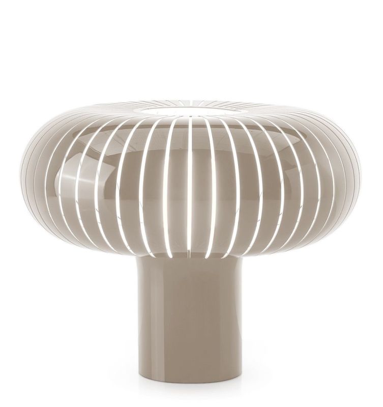 Nahaufnahme der Kartell Teresa Tischleuchte Special Edition in Taupe mit geripptem Lampenschirm.