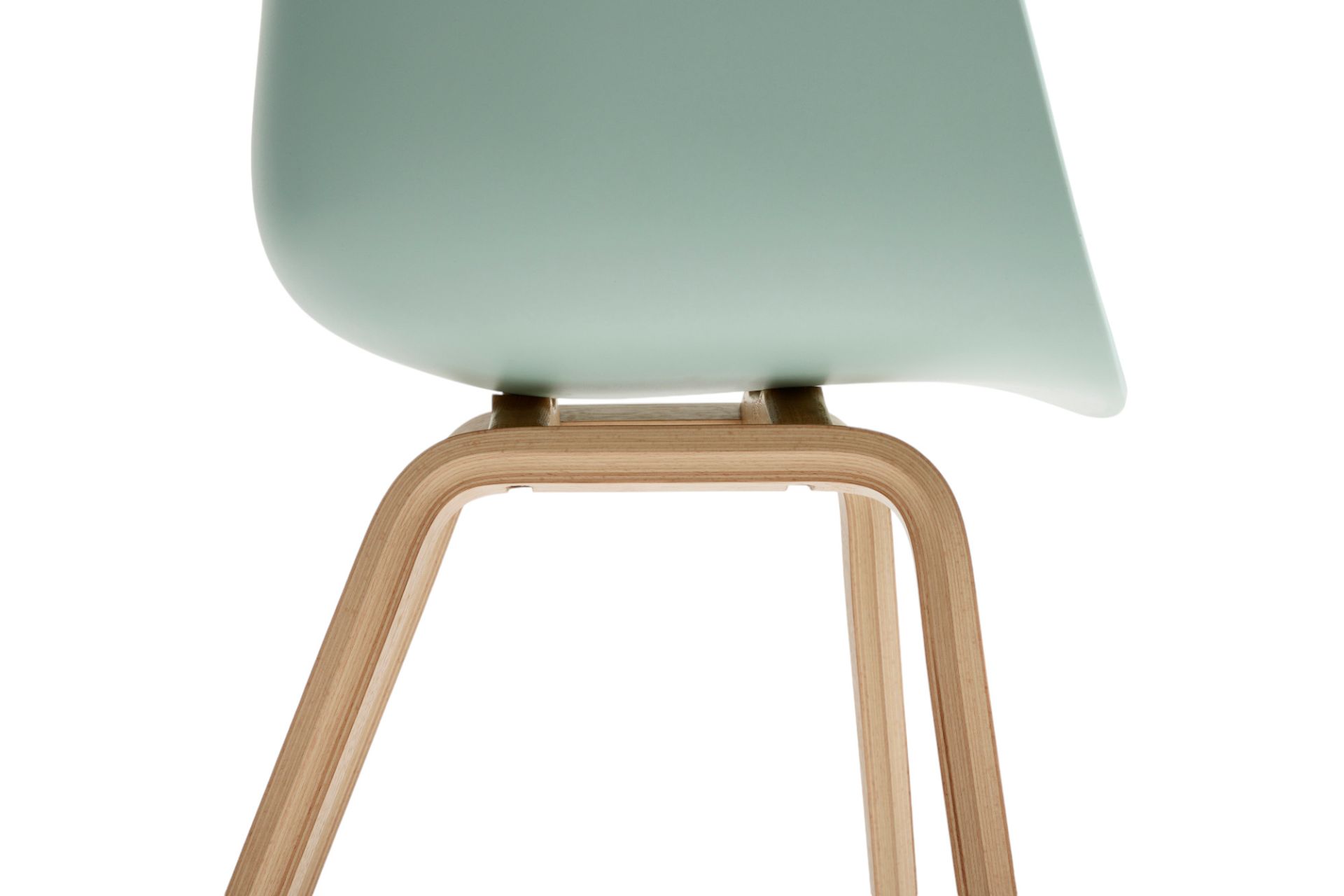 Detailaufnahme: About A Chair AAC22 Stuhl mit Eichengestell und mintgrüner Sitzschale. Designstuhl für Esszimmer.