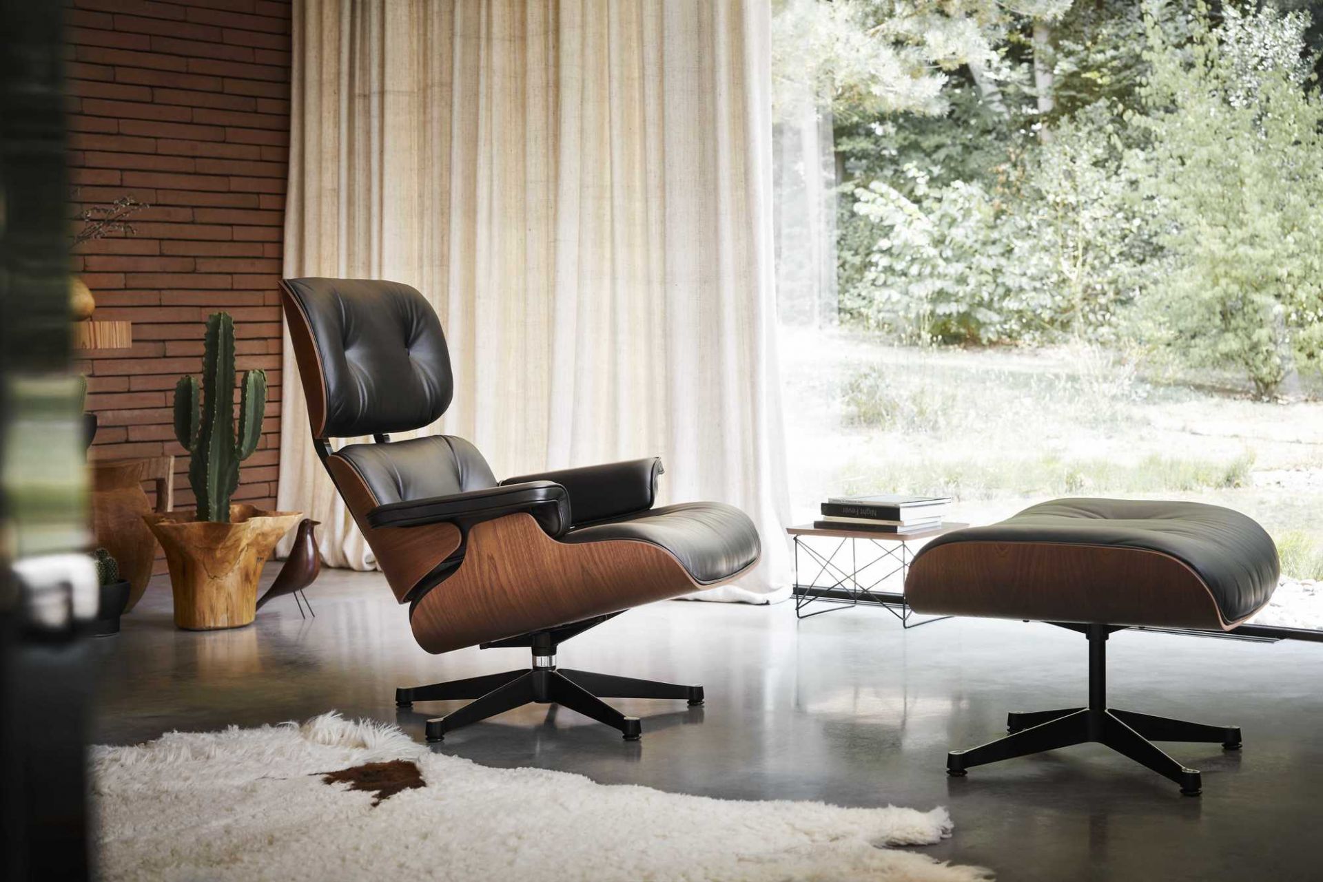 Eames Lounge Chair & Ottoman Fauteuil Cuir Premium Vitra Côtés polis noir  Cuir Premium F noir Cerise | VITRA 412133 2 0075 66 02 05