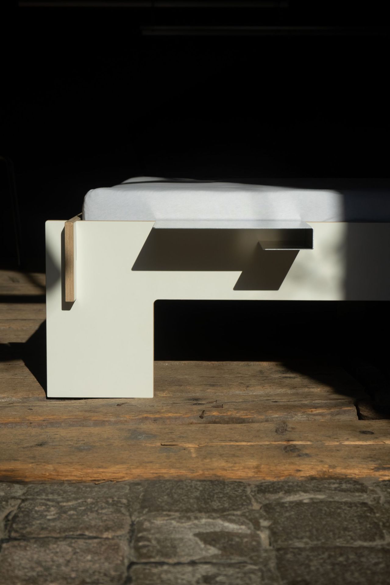 Bord de lit Facile Tablette latérale pour loir / voleur de jours Nils Holger Moormann