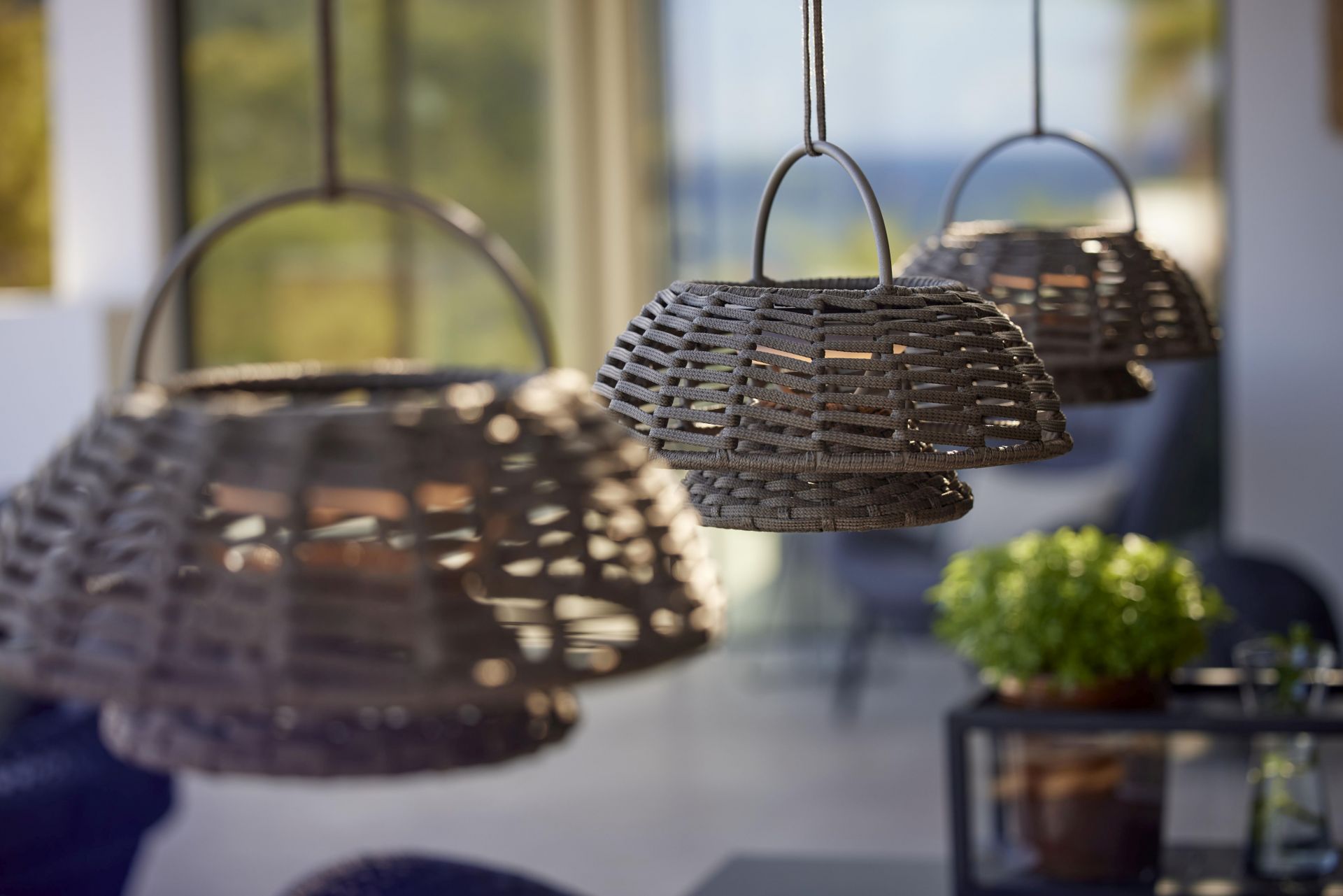 Illusion Outdoor Lampe solaire à LED avec support Cane-Line