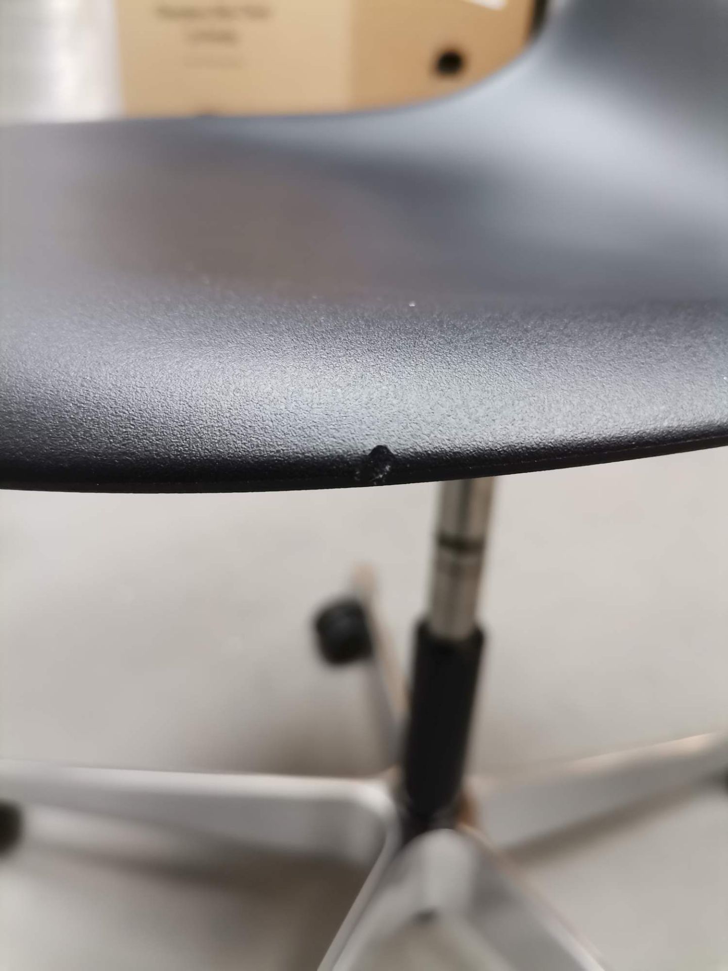 Eames Plastic Side Chair PSCC chaise pivotante NOIR / POLI Vitra OBJECTS IMPARFAITS