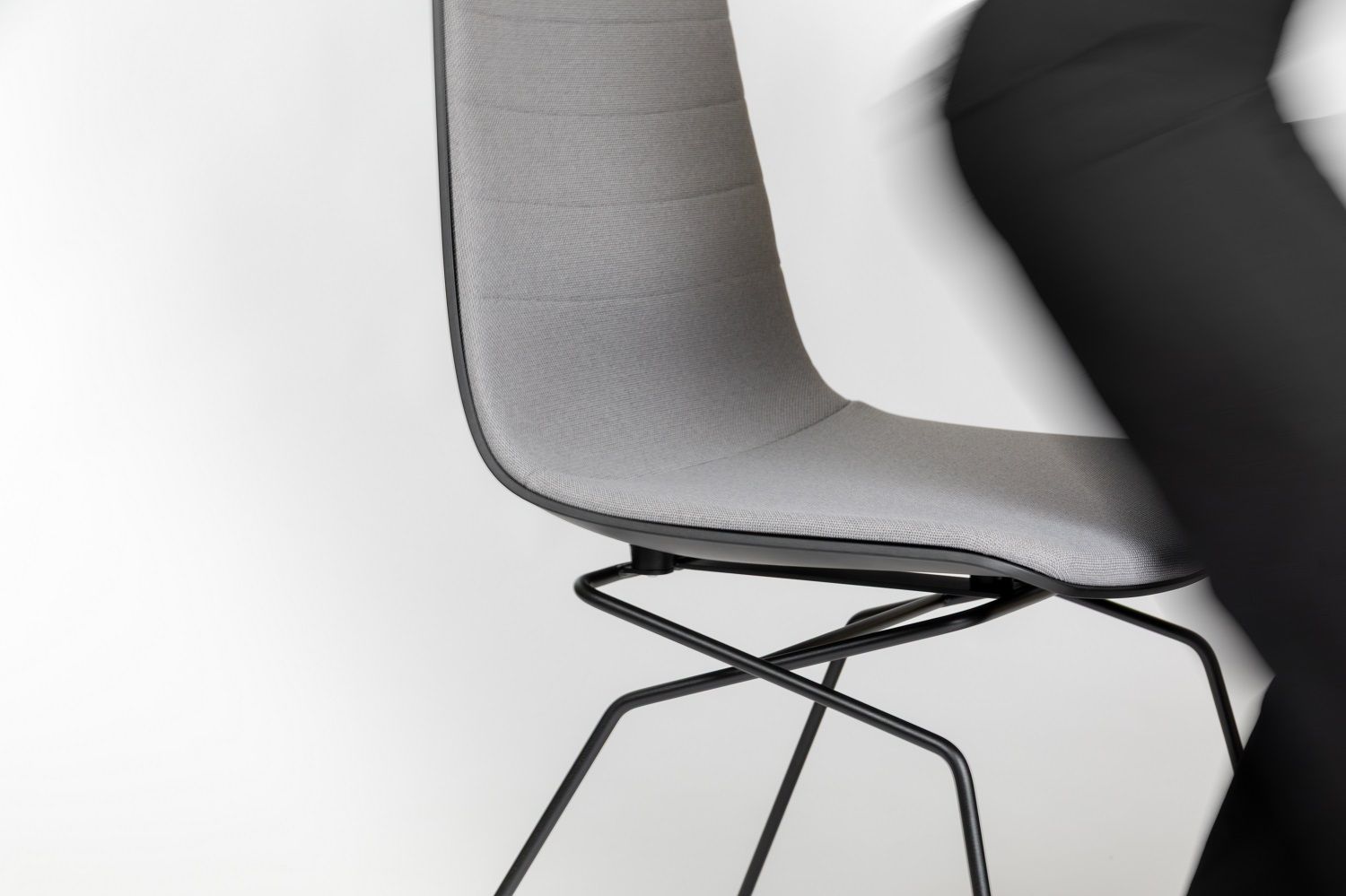 Siège de conférence Linu Conference avec piétement à patins Aeris Siège de conférence Linu Conference avec piétement à patins Aeris