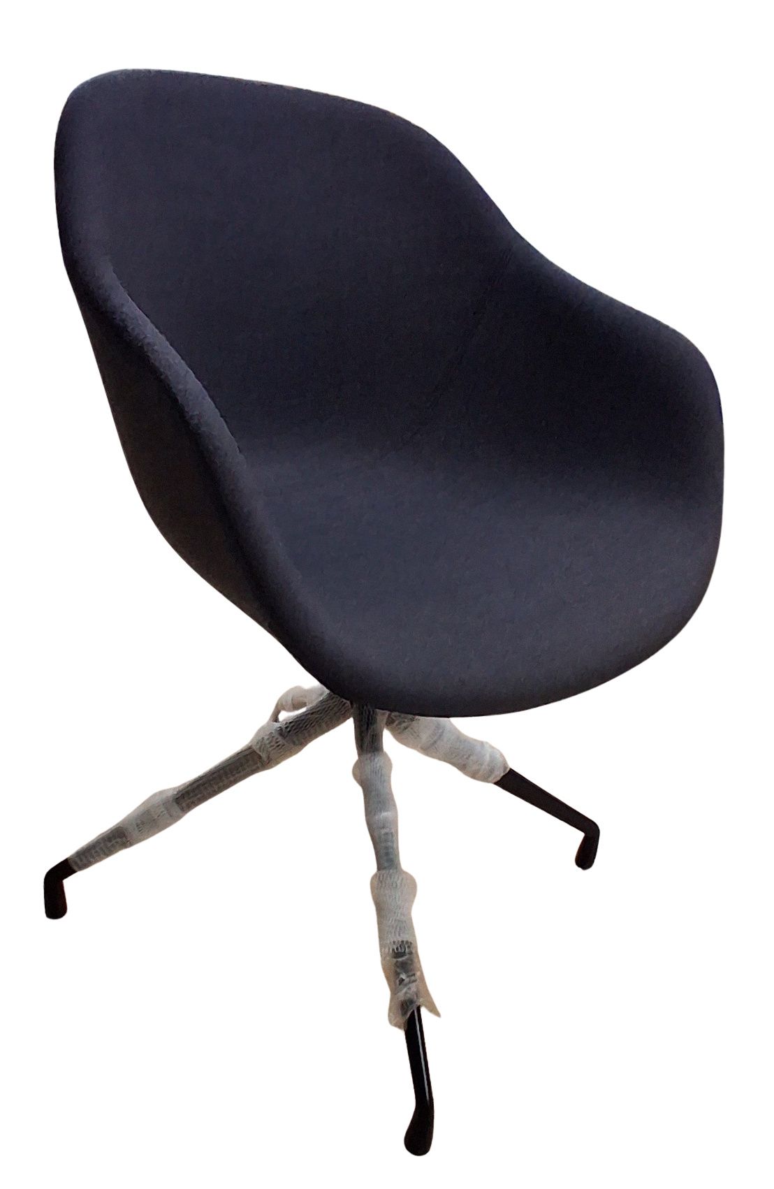 À propos d'une chaise AAC221 / AAC 221 / Chaise souple à base pivotante / REMIX 286 Hay OBJECTS IMPARFAITS