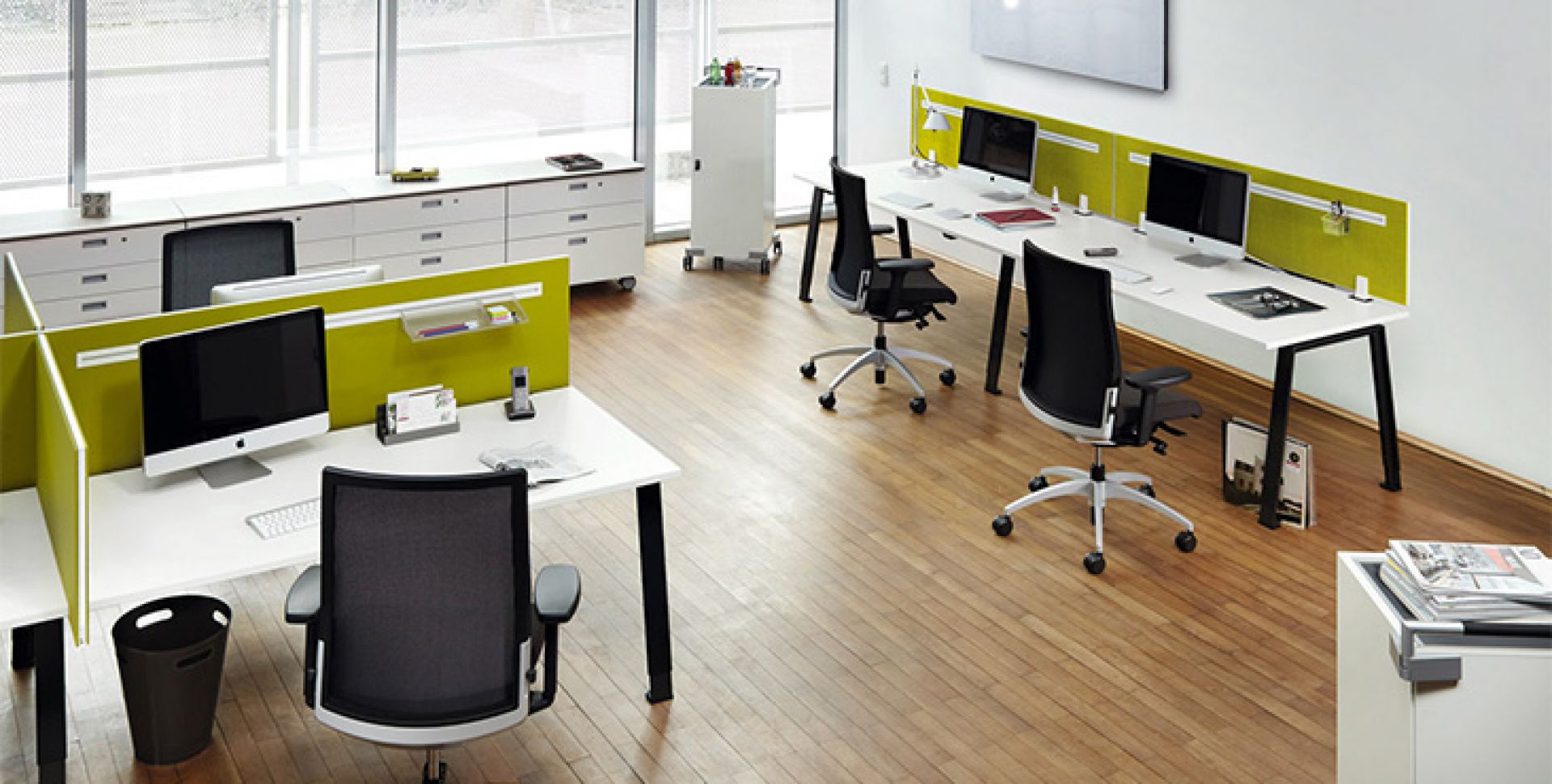 Büro mit DOIT4 Schreibtischen von König+Neurath: höhenverstellbare Tische, ergonomische Bürostühle und moderne Arbeitsplatzgestaltung.