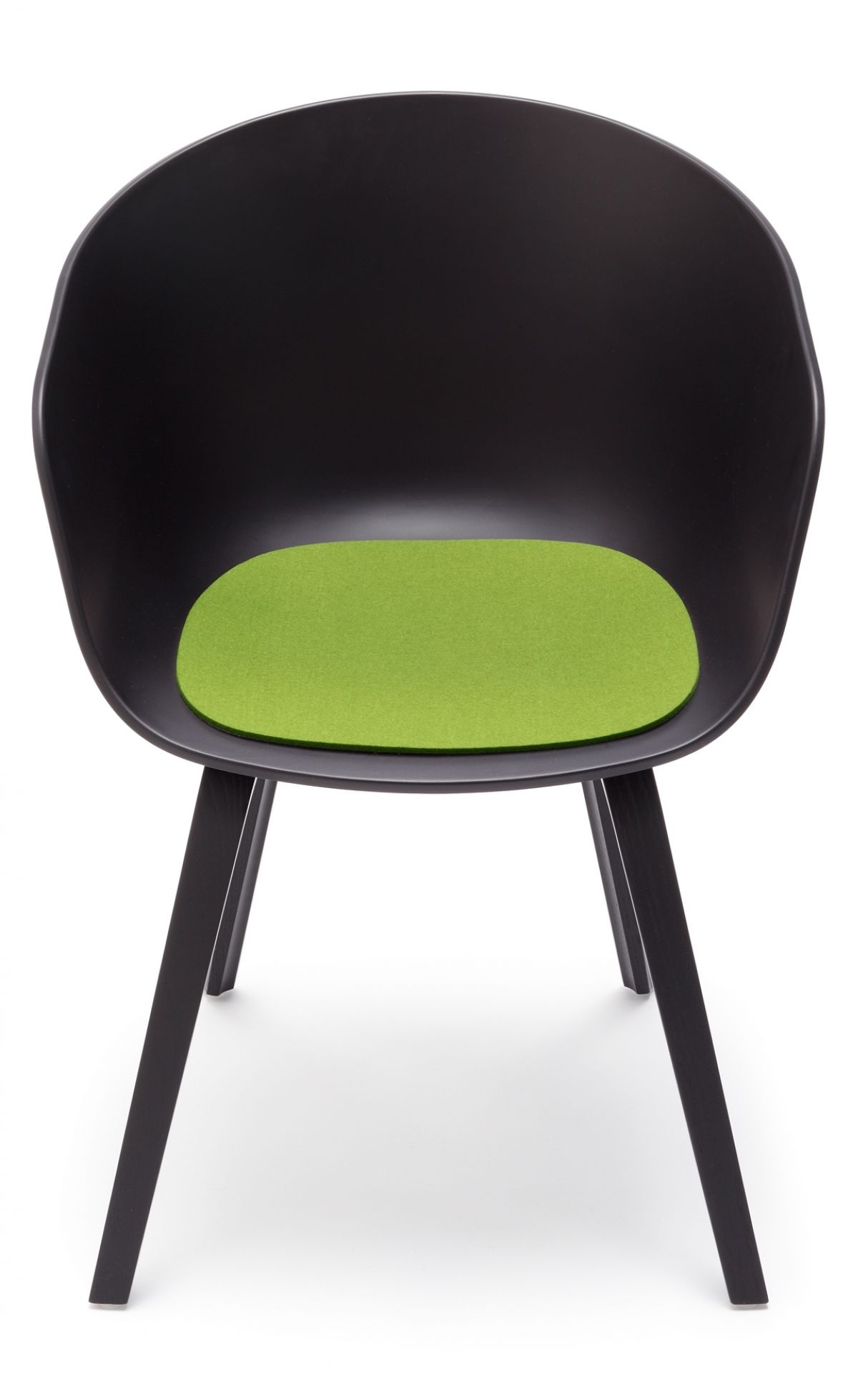 Schwarzer About A Chair AAC22 mit maigrüner Filz Sitzauflage von Hey Sign. Komfortable Stuhlauflage.