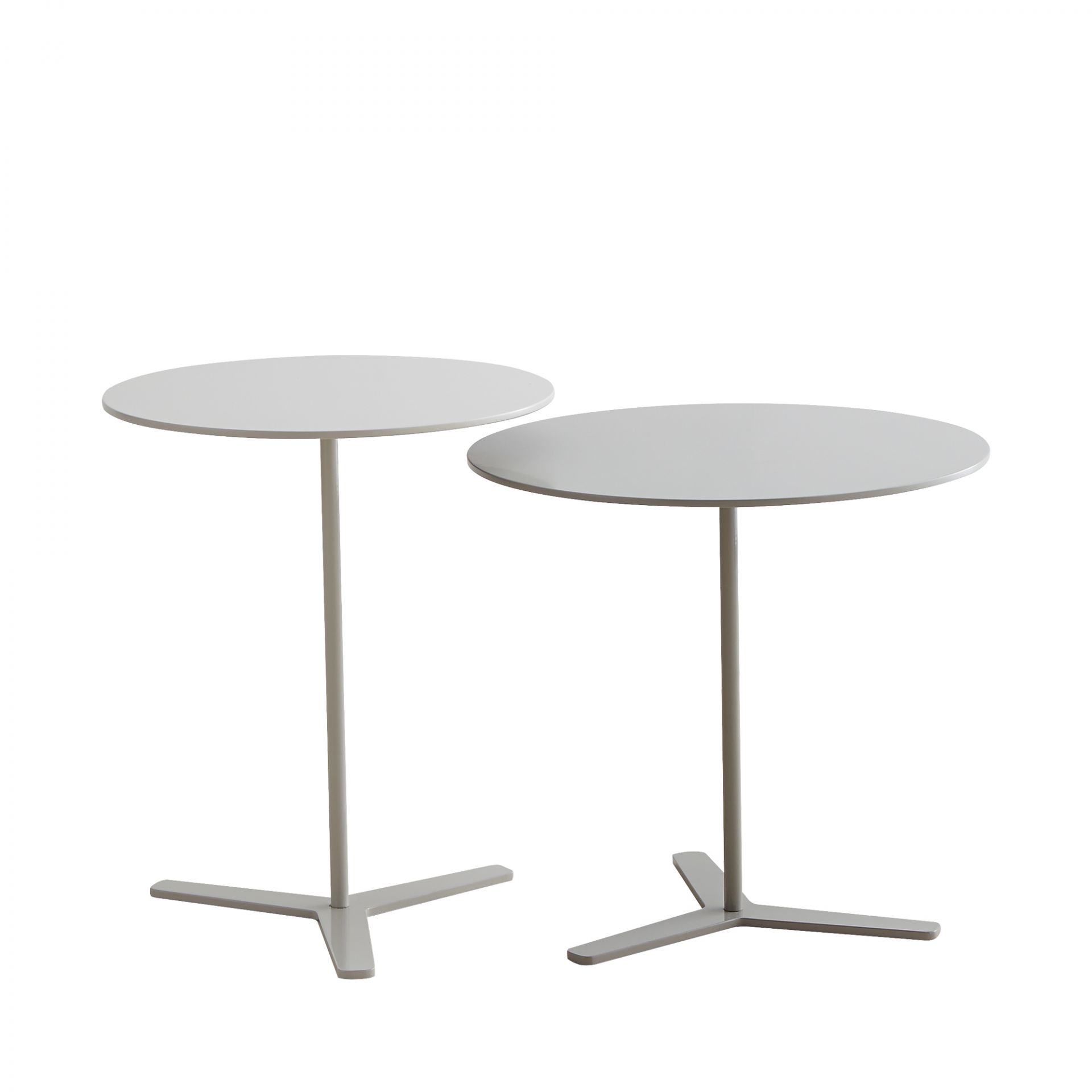 Zwei Tre Beistelltische von Mox, runde Tischplatten und Metallgestelle in modernem Seidengrau.